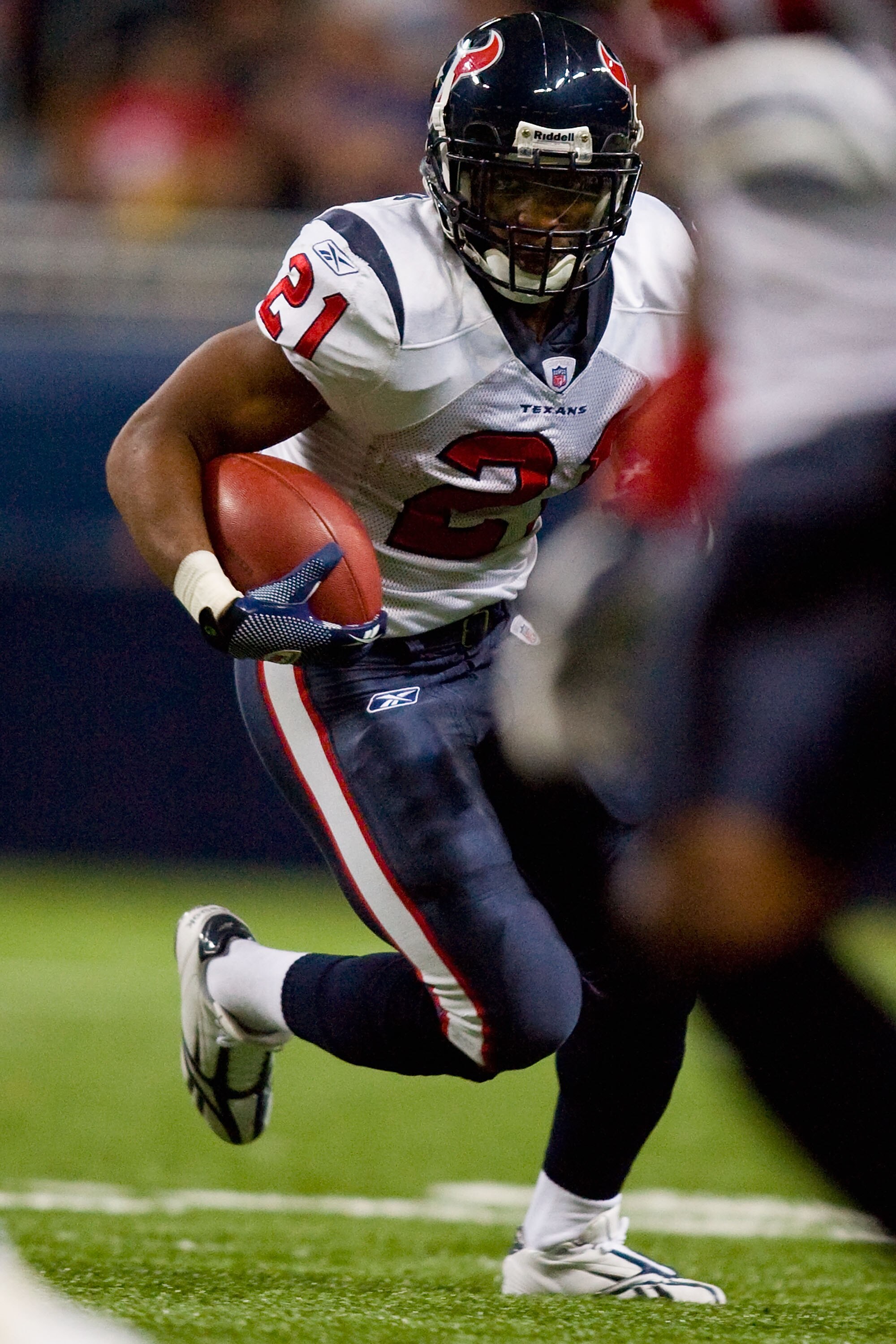 ST. LOUIS - DECEMBER 20: Ryan Moats #21 of the Houston Texans rushes against the St. Louis Rams at the Edward Jones Dome on December 20, 2009 in St. Louis, Missouri.  The Texans beat the Rams 16-13.  (Photo by Dilip Vishwanat/Getty Images)
