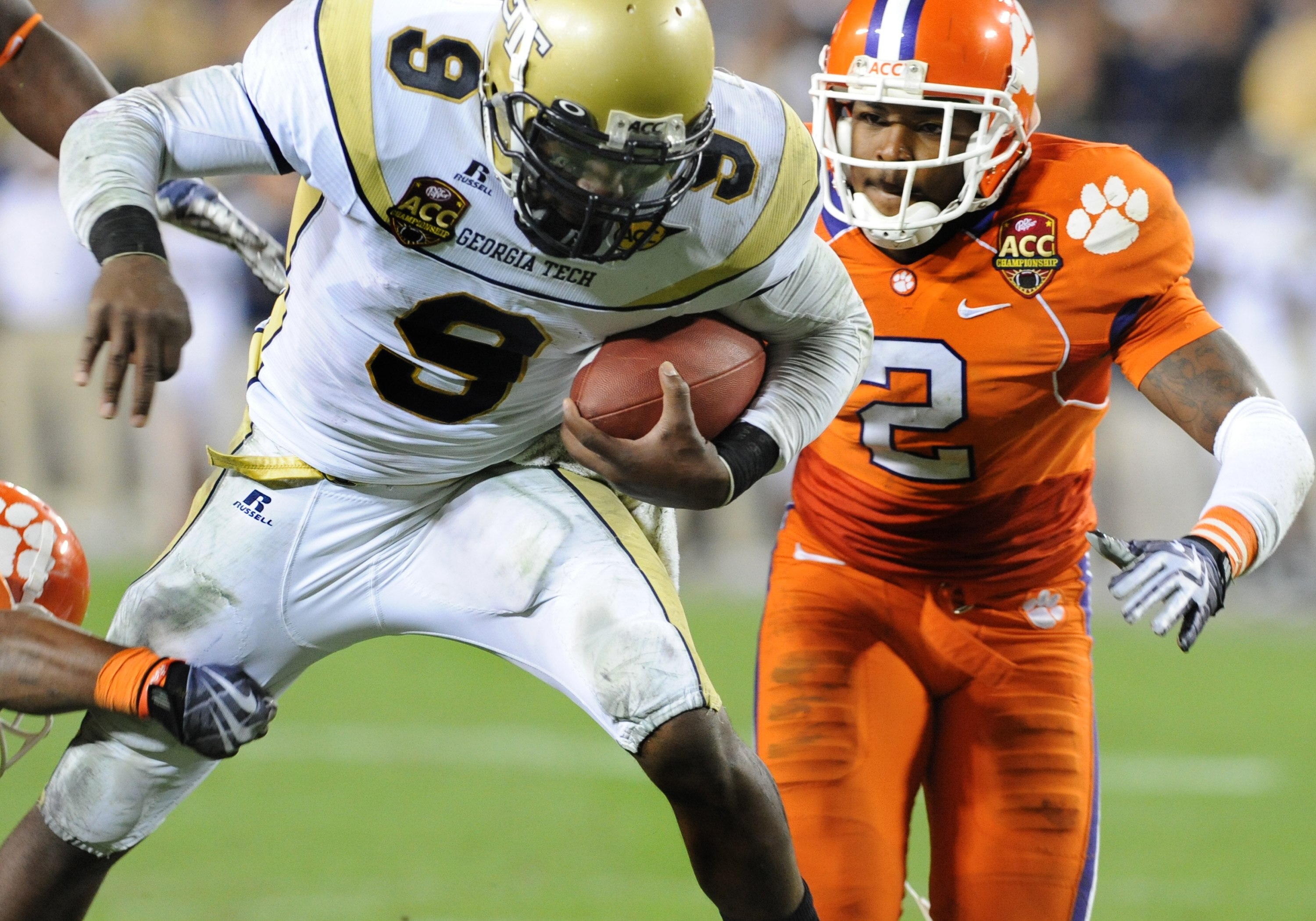 TAMPA, FL - NOVEMBER 28: Quarterback Josh Nesbitt #9 of the Georgia Tech Yellow Jackets rushes upfield against the Clemson Tigers in the 2009 ACC Football Championship Game December 5, 2009 at Raymond James Stadium in Tampa, Florida.  (Photo by Al Messers