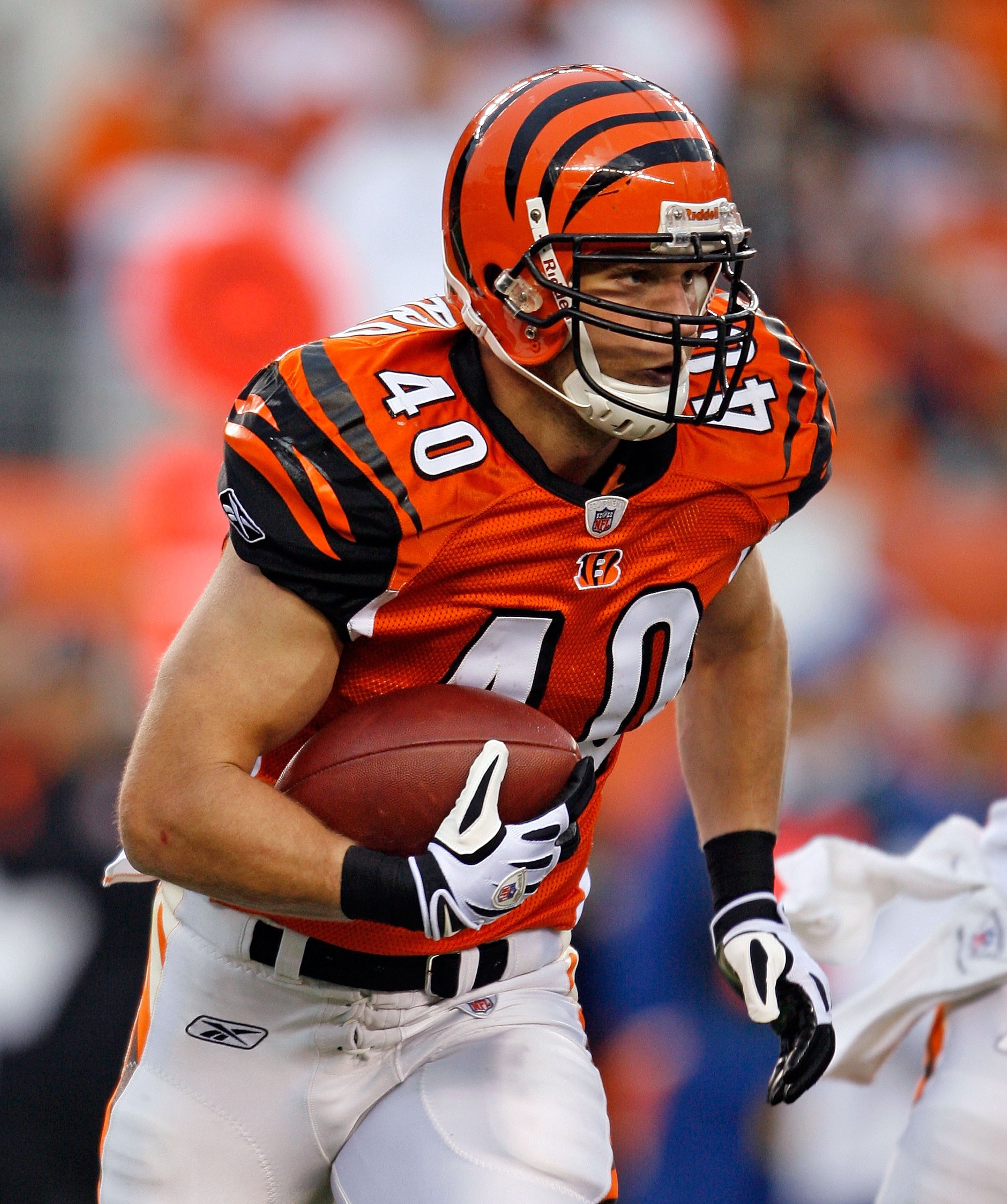 CINCINNATI - NOVEMBER 29: Brian Leonard #40 of the Cincinnati Bengals runs with the ball during the NFL game against the Cleveland Browns at Paul Brown Stadium on November 29, 2009 in Cincinnati, Ohio.  (Photo by Andy Lyons/Getty Images)