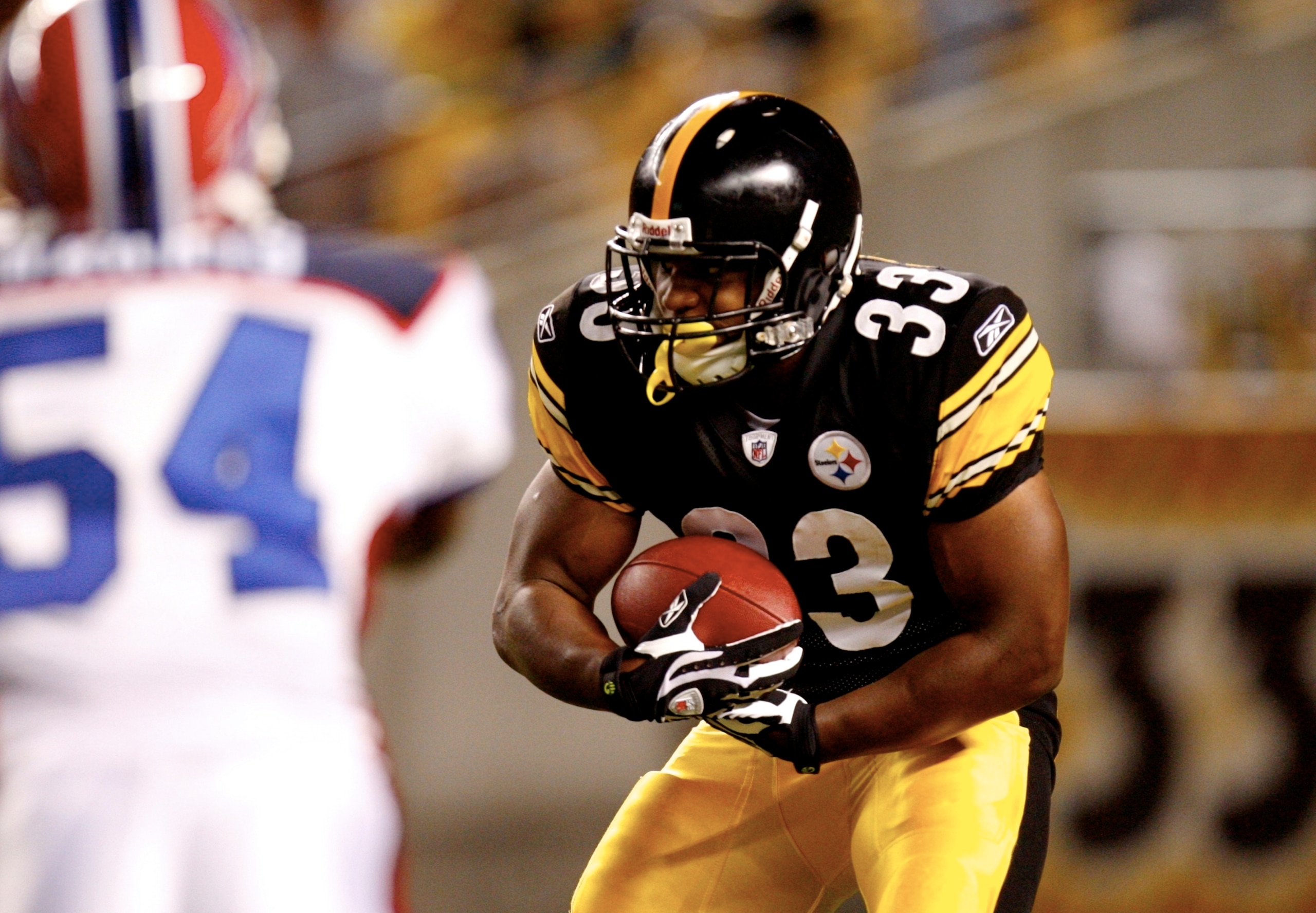 PITTSBURGH - AUGUST 29: Running back Isaac Redman #33 of the Pittsburgh Steelers carries the ball in the third quarter during the game against the Buffalo Bills at Heinz Field on August 29, 2009 in Pittsburgh, Pennsylvania. (Photo by Gregory Shamus/Getty