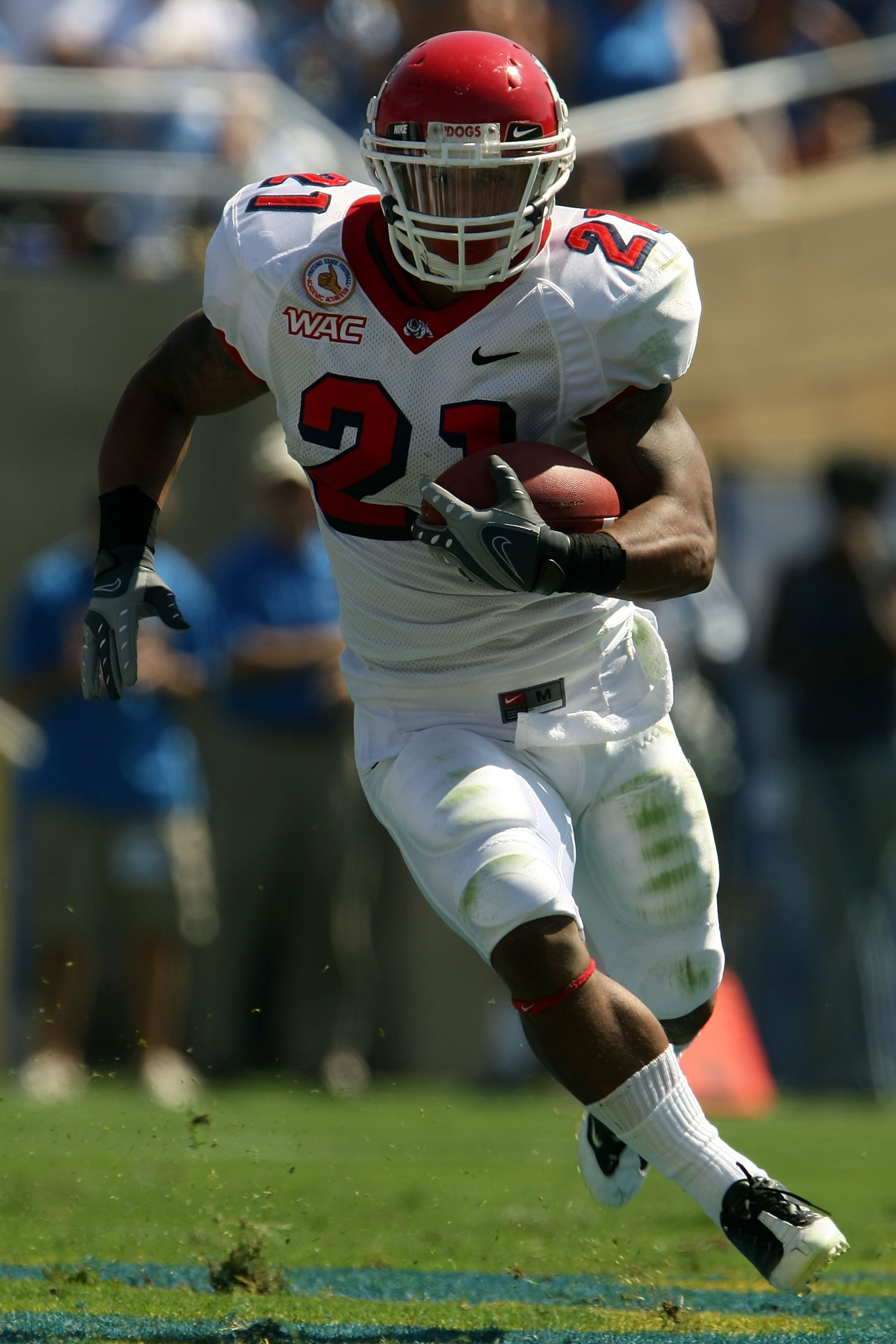 PASADENA, CA - SEPTEMBER 27:  Ryan Matthews #21 of the Frenso State Bulldogs runs with the ball during the game against the UCLA Bruins on September 27, 2008 at the Rose Bowl in Pasadena, California.  (Photo by Stephen Dunn/Getty Images)