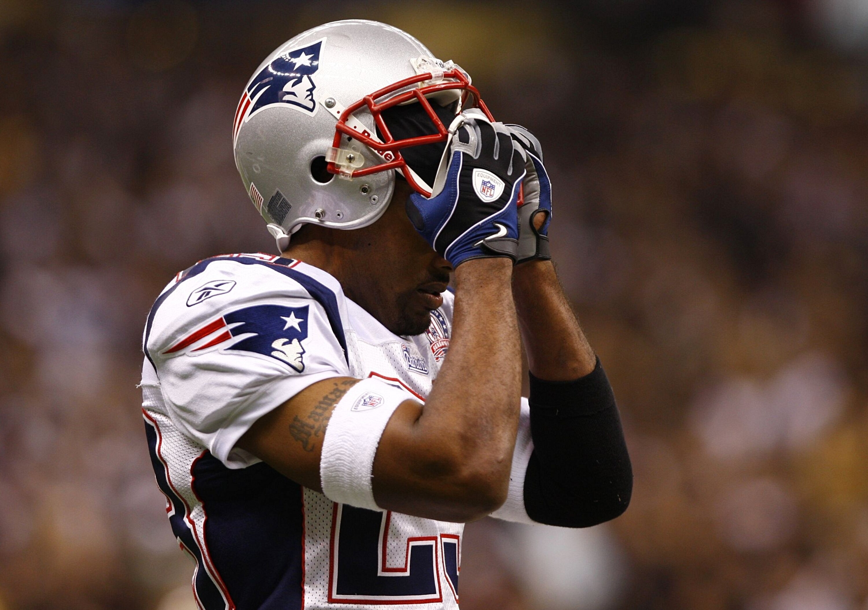 NEW ORLEANS - NOVEMBER 30: Leigh Bodden #23 of the New England Patriots clutches his facemask as he reacts after Marques Colston #12 of the New Orleans Saints scored on a 20-yard touchdown reception in the fourth quarter at Louisana Superdome on November NEW ORLEANS - NOVEMBER 30: Leigh Bodden #23 of the New England Patriots clutches his facemask as he reacts after Marques Colston #12 of the New Orleans Saints scored on a 20-yard touchdown reception in the fourth quarter at Louisana Superdome on November