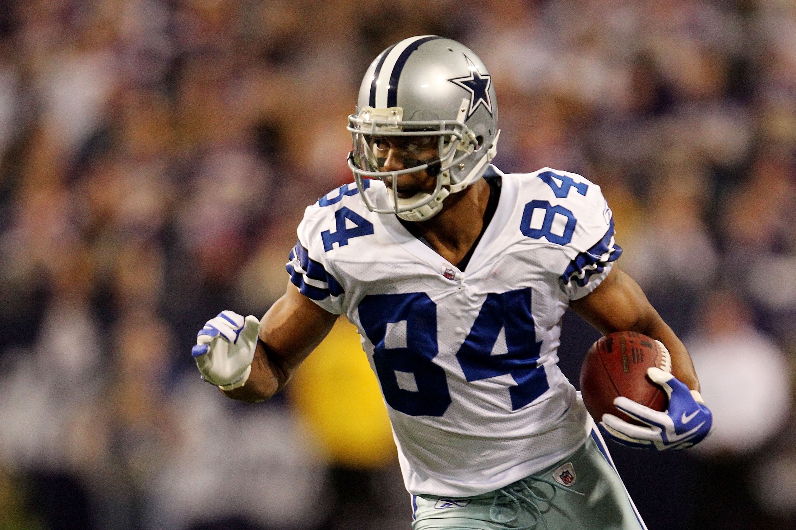 MINNEAPOLIS - JANUARY 17:  Wide receiver Patrick Crayton #84 of the Dallas Cowboys runs the ball against the Minnesota Vikings during the NFC Divisional Playoff Game at Hubert H. Humphrey Metrodome on January 17, 2010 in Minneapolis, Minnesota. The Viking