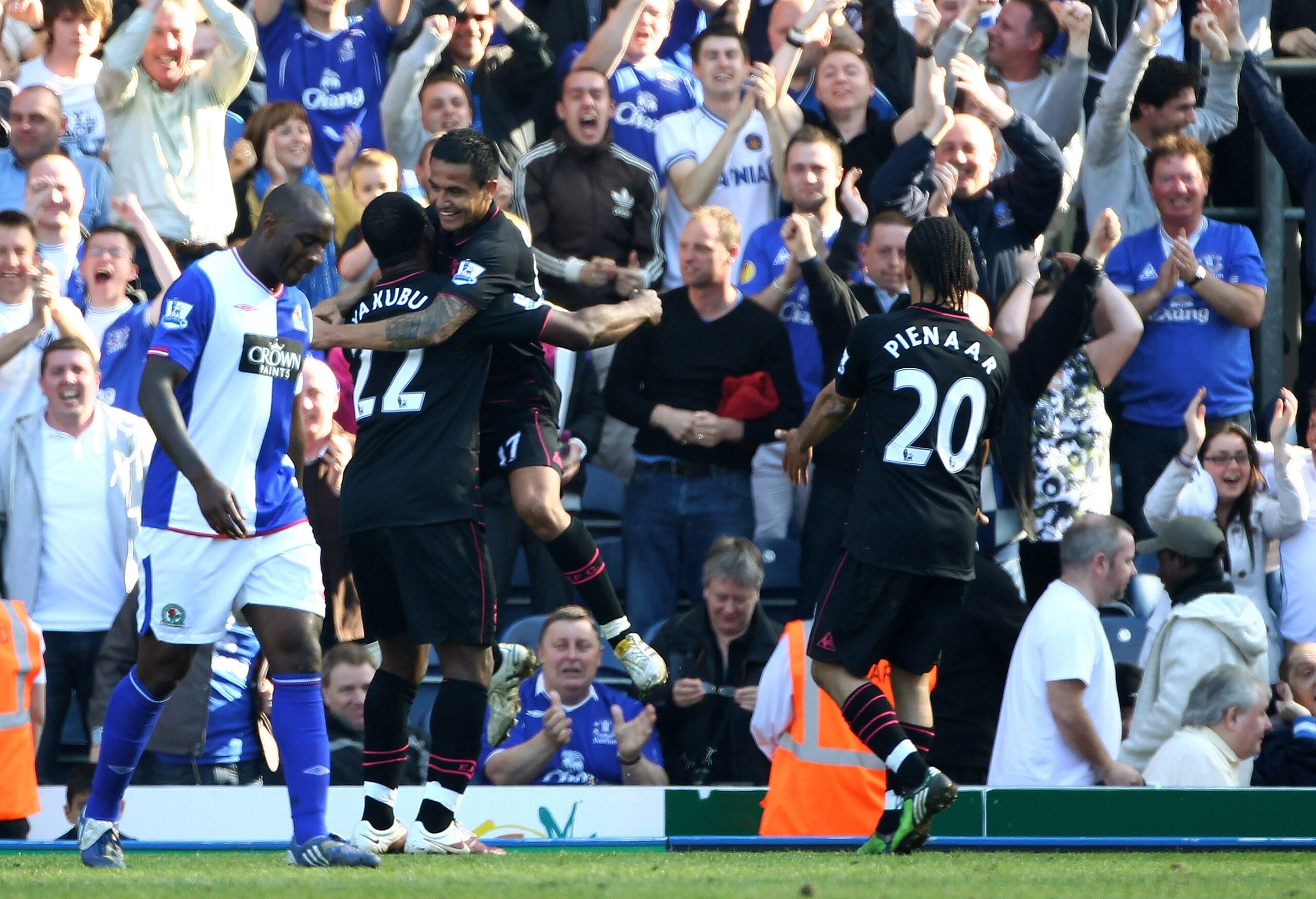 BLACKBURN, ENGLAND - APRIL 17:  Tim Cahill of Everton celebrates scoring the winning goal with Ayegbeni Yakubu during the Barclays Premier League match between Blackburn Rovers and Everton at Ewood Park on April 17, 2010 in Blackburn, England.  (Photo by 