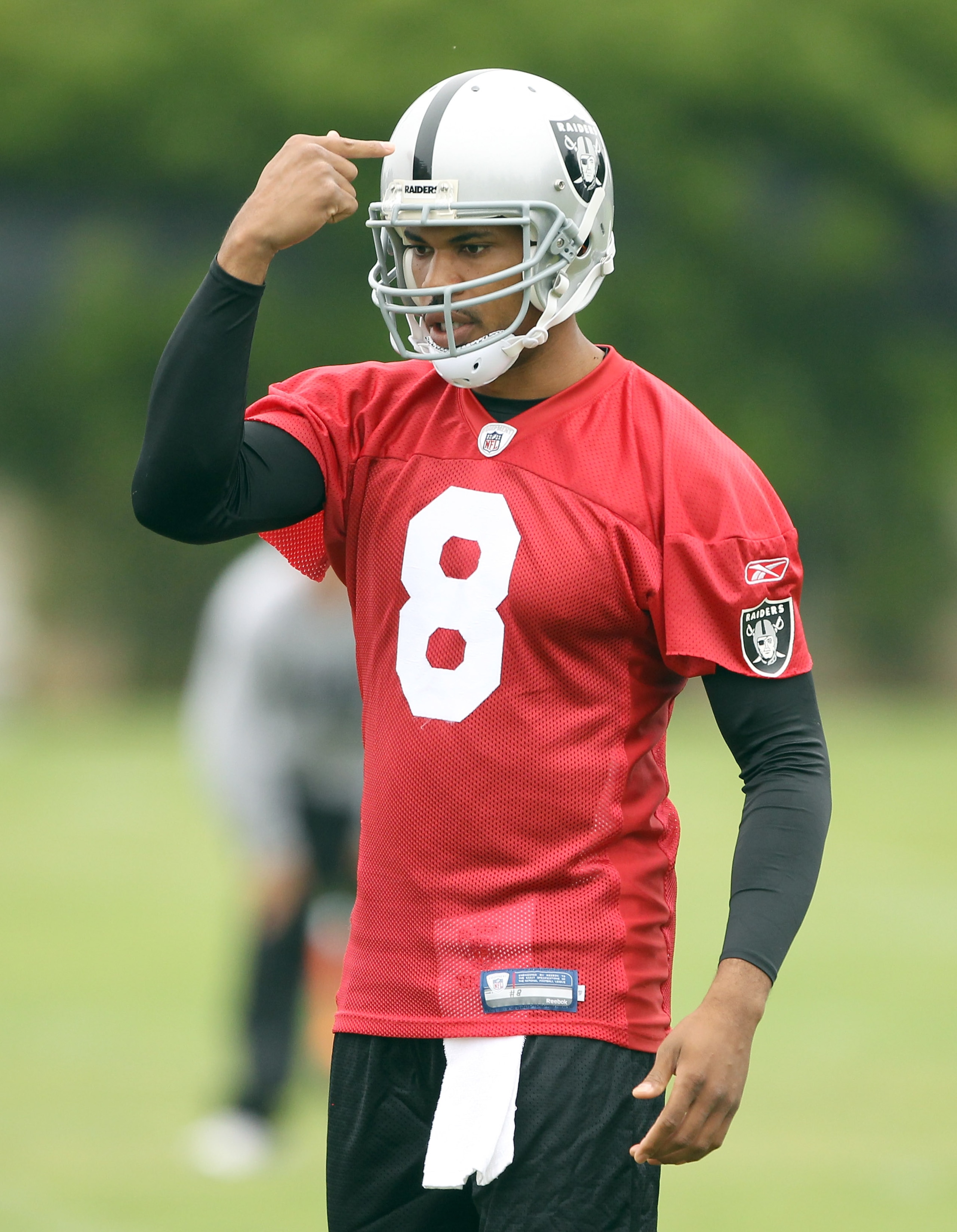 NAPA, CA - AUGUST 01:  Jason Campbell #8 of the Oakland Raiders works out during the Raiders training camp at their Napa Valley Training Complex on August 1, 2010 in Napa, California.  (Photo by Ezra Shaw/Getty Images)