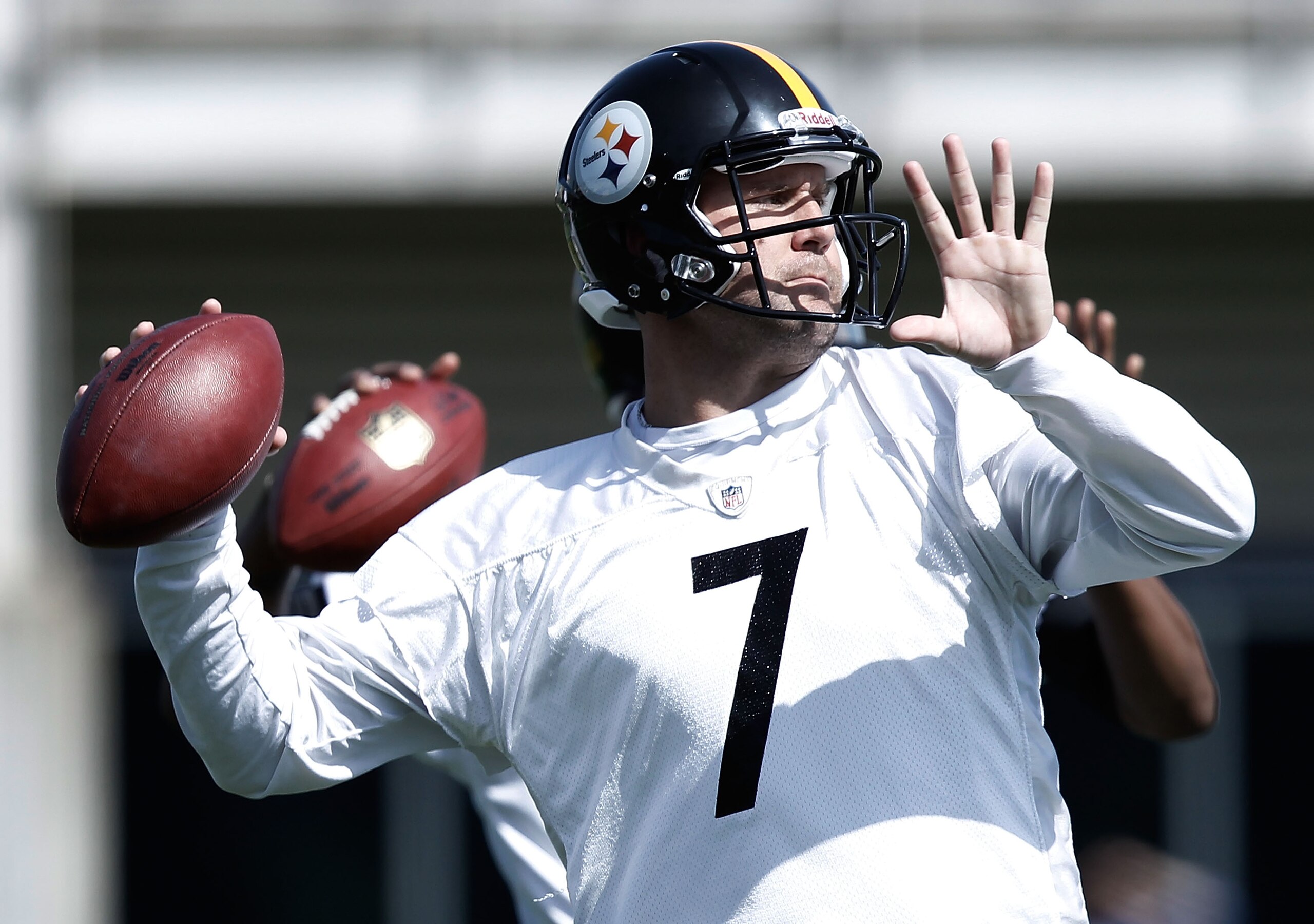 PITTSBURGH - APRIL 19:  Ben Roethlisberger #7 of the Pittsburgh Steelers practices on April 19, 2010 at the Pittsburgh Steelers South Side training facility in Pittsburgh, Pennsylvania.  (Photo by Jared Wickerham/Getty Images)