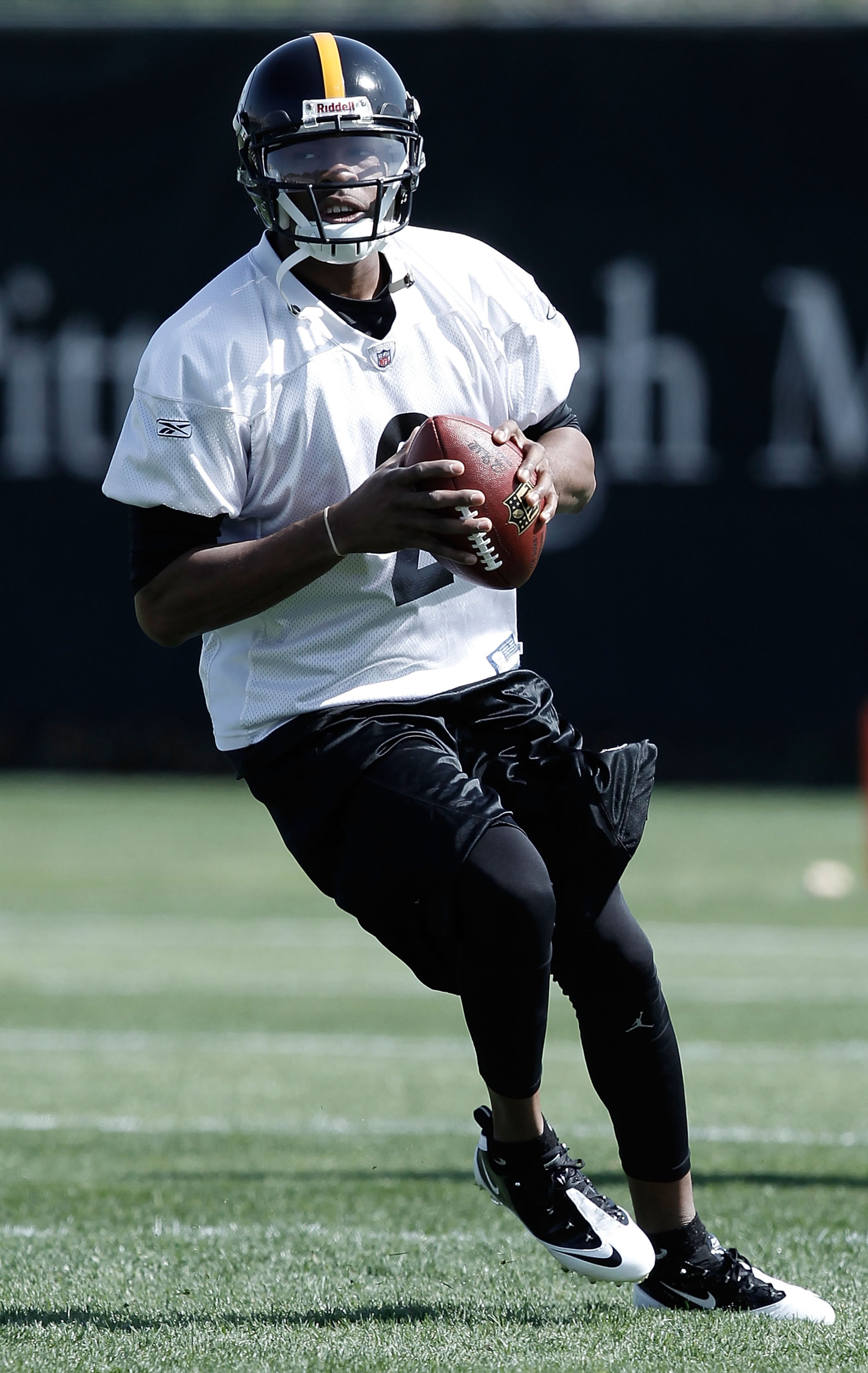 PITTSBURGH - APRIL 19:  Dennis Dixon #2 of the Pittsburgh Steelers practices on April 19, 2010 at the Pittsburgh Steelers South Side training facility in Pittsburgh, Pennsylvania.  (Photo by Jared Wickerham/Getty Images)