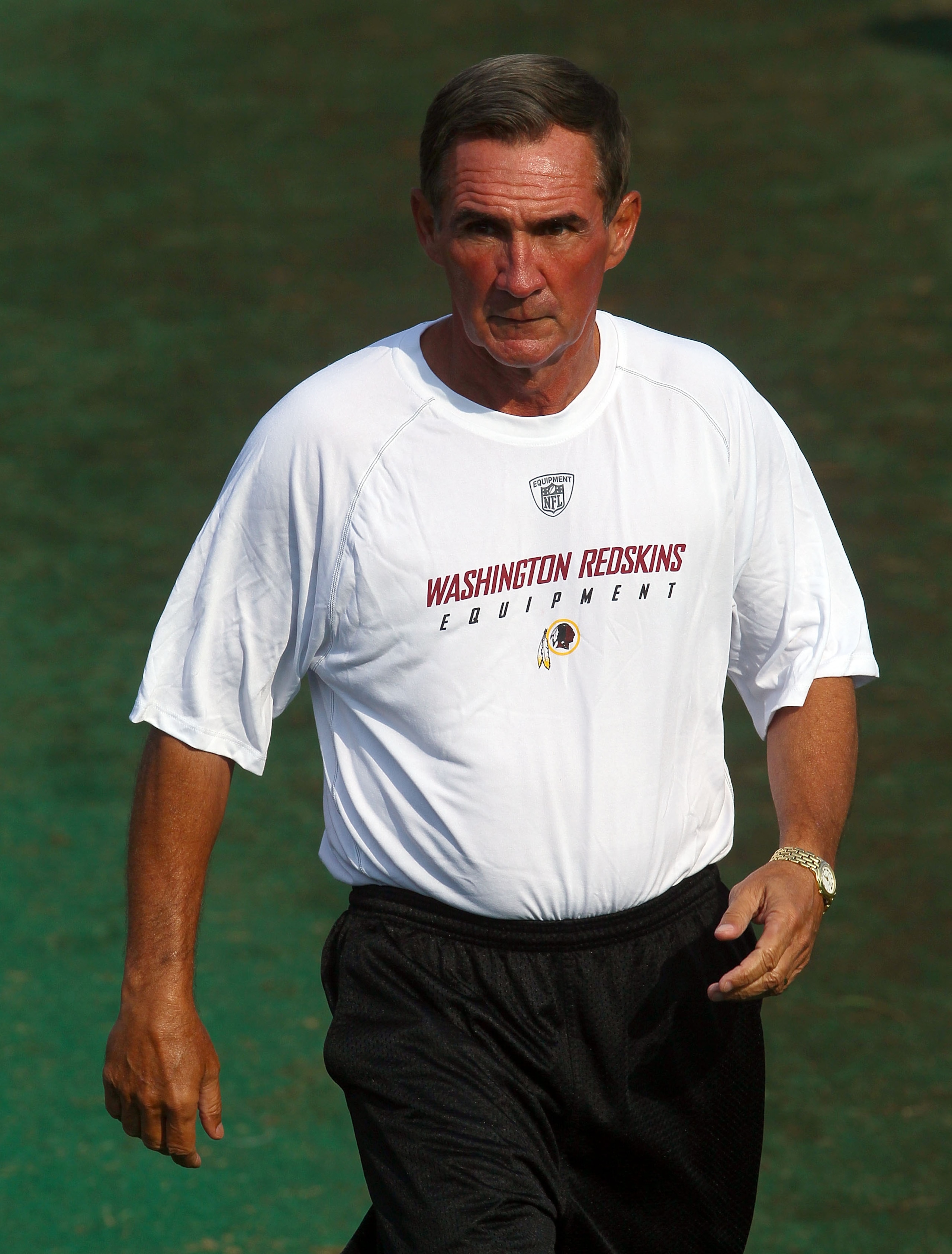 ASHBURN, VA - JULY 30:  Head coach Mike Shanahan of the Washington Redskins arrives for the second day of training camp July 30, 2010 in Ashburn, Virginia.  (Photo by Win McNamee/Getty Images)