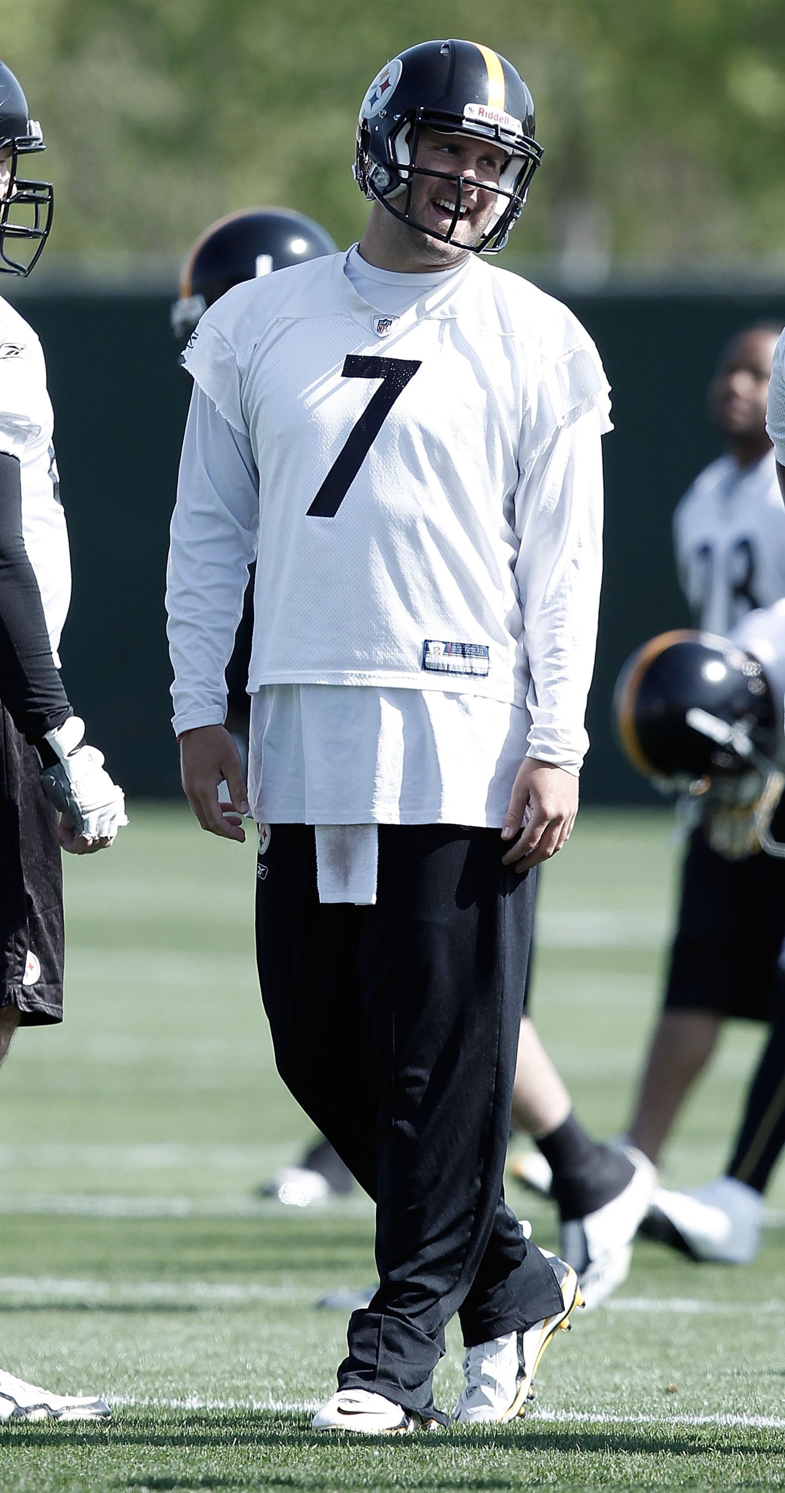 PITTSBURGH - APRIL 19:  Ben Roethlisberger #7 of the Pittsburgh Steelers practices on April 19, 2010 at the Pittsburgh Steelers South Side training facility in Pittsburgh, Pennsylvania.  (Photo by Jared Wickerham/Getty Images)