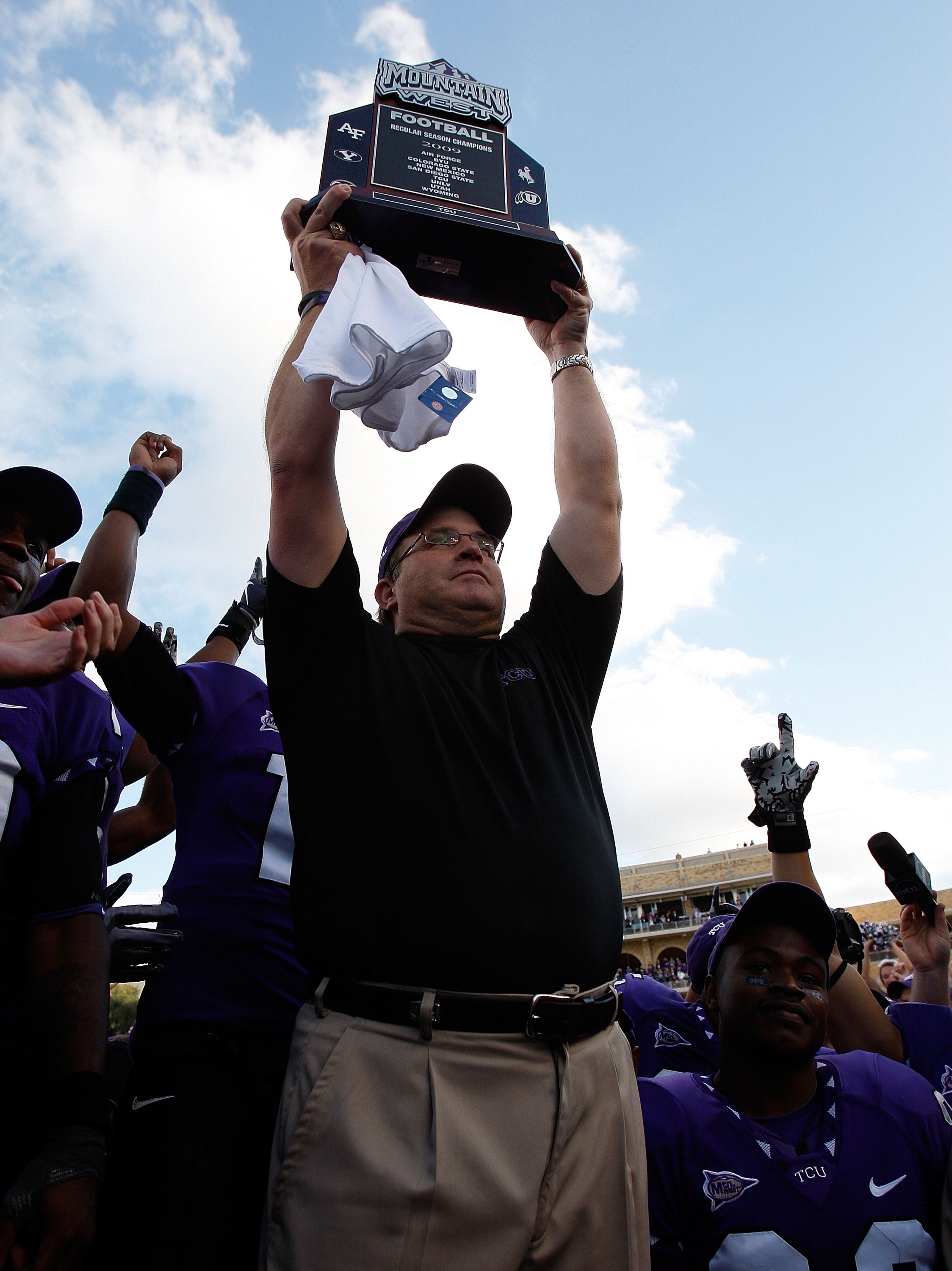 FORT WORTH, TX - NOVEMBER 28:  Head coach Gary Patterson of the TCU Horned Frogs raises the Mountain West Regular Season Championship trophy at Amon G. Carter Stadium on November 28, 2009 in Fort Worth, Texas.  (Photo by Ronald Martinez/Getty Images)