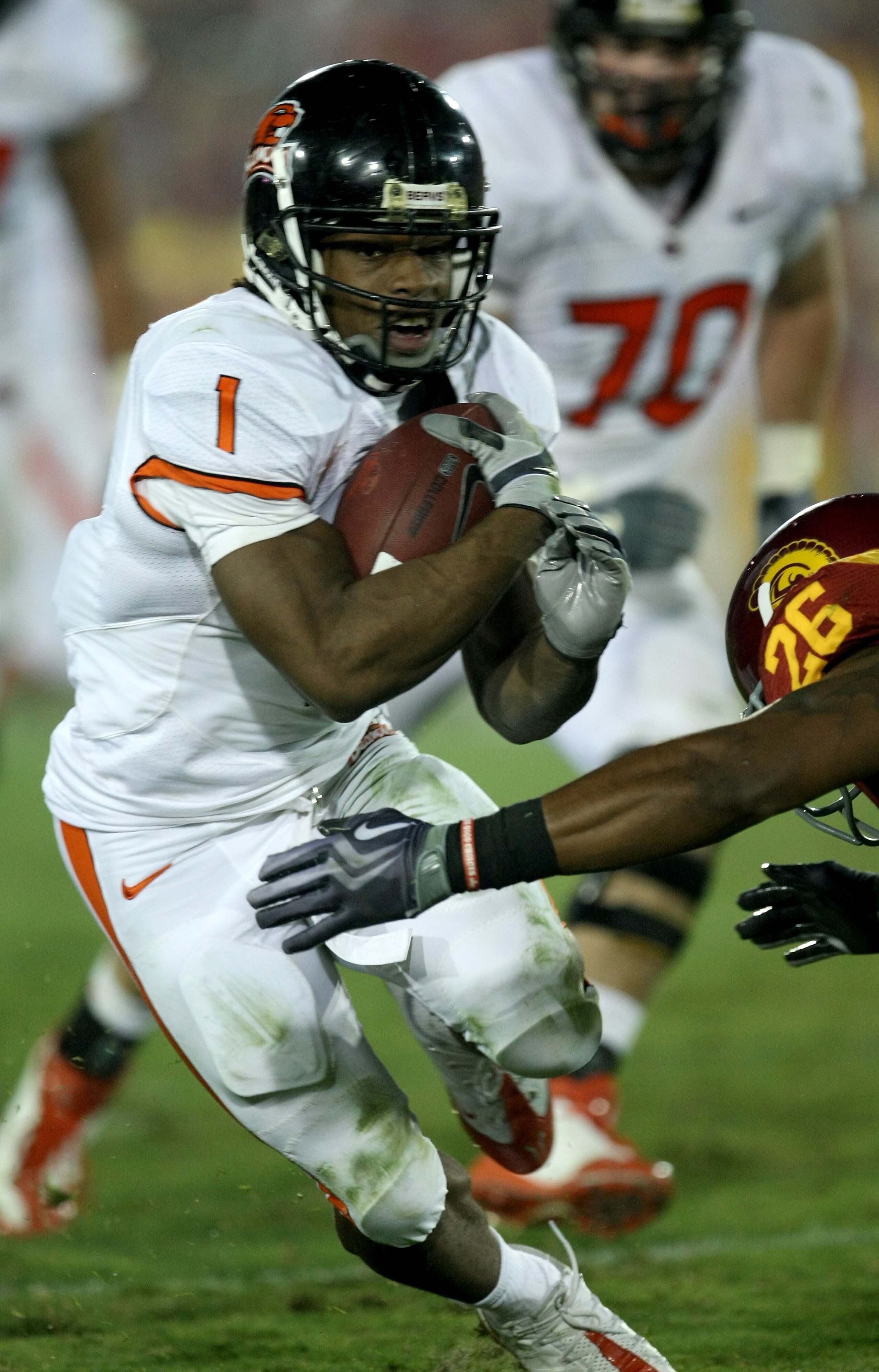 LOS ANGELES - OCTOBER 24:   Running back Jacquizz Rodgers #1 of the Oregon State Beavers carries the ball against the USC Trojans on October 24, 2009 at the Los Angeles Coliseum in Los Angeles, California.  USC won 42-36.  (Photo by Stephen Dunn/Getty Ima
