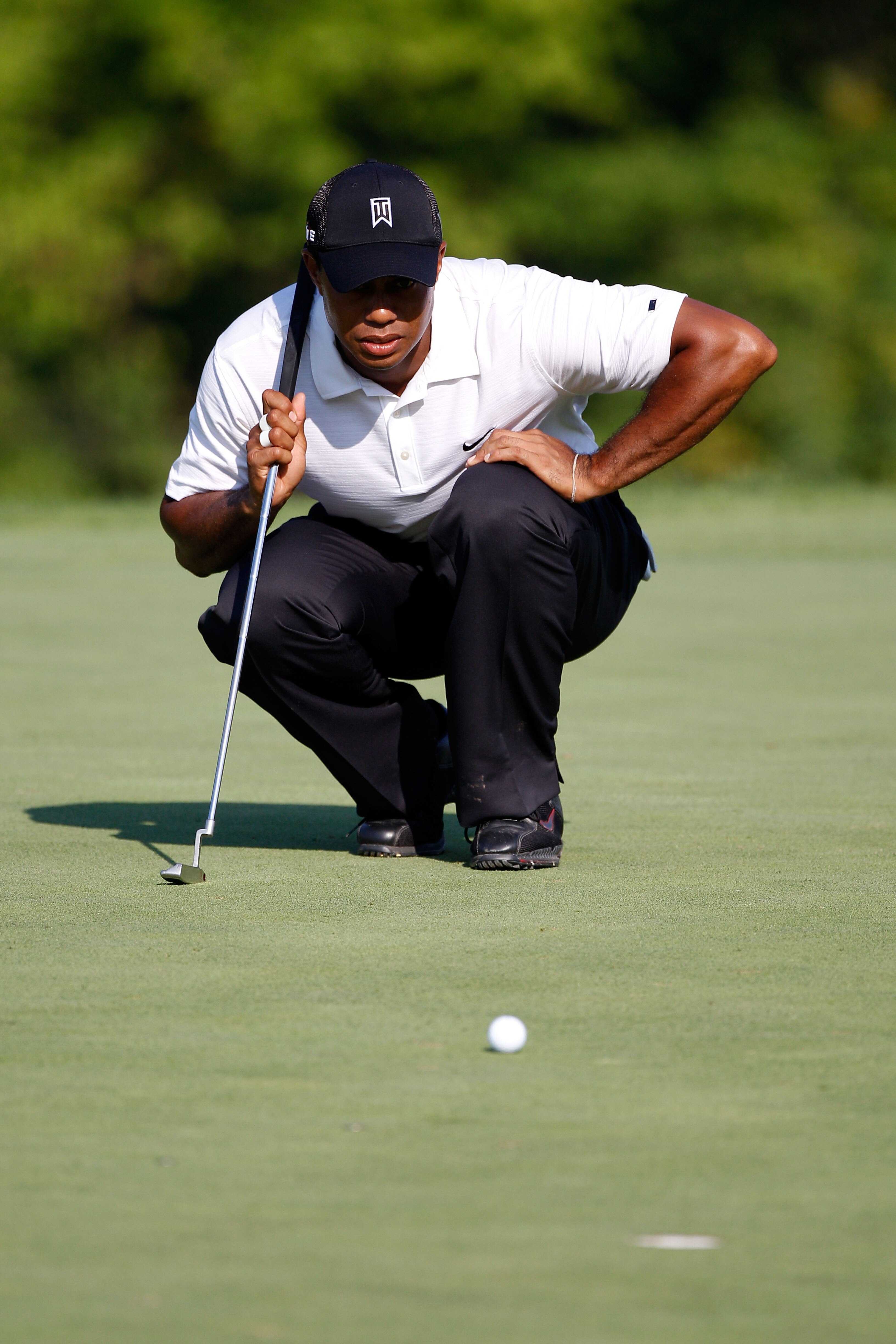 KOHLER, WI - AUGUST 12:  Tiger Woods lines up a putt on the ninth hole during the first round of the 92nd PGA Championship on the Straits Course at Whistling Straits on August 12, 2010 in Kohler, Wisconsin.  (Photo by Chris Graythen/Getty Images)