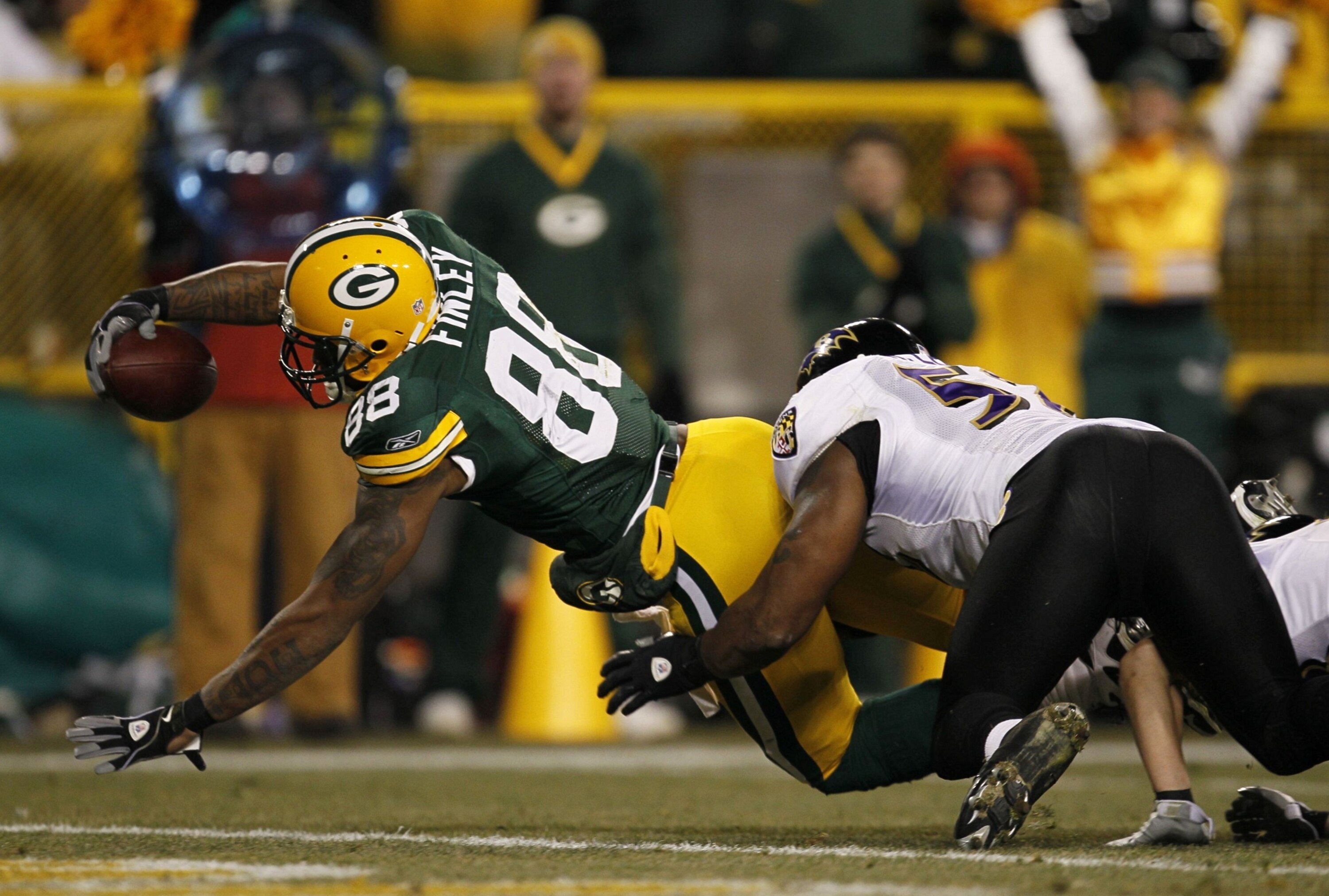 GREEN BAY, WI - DECEMBER 7:  Jermichael Finley #19 of the Green Bay Packers scores a 19-yard touchdown reception in the fourth quarter against Ray Lewis #52 of the Baltimore Ravens at Lambeau Field on December 7, 2009 in Green Bay, Wisconsin.  (Photo by J