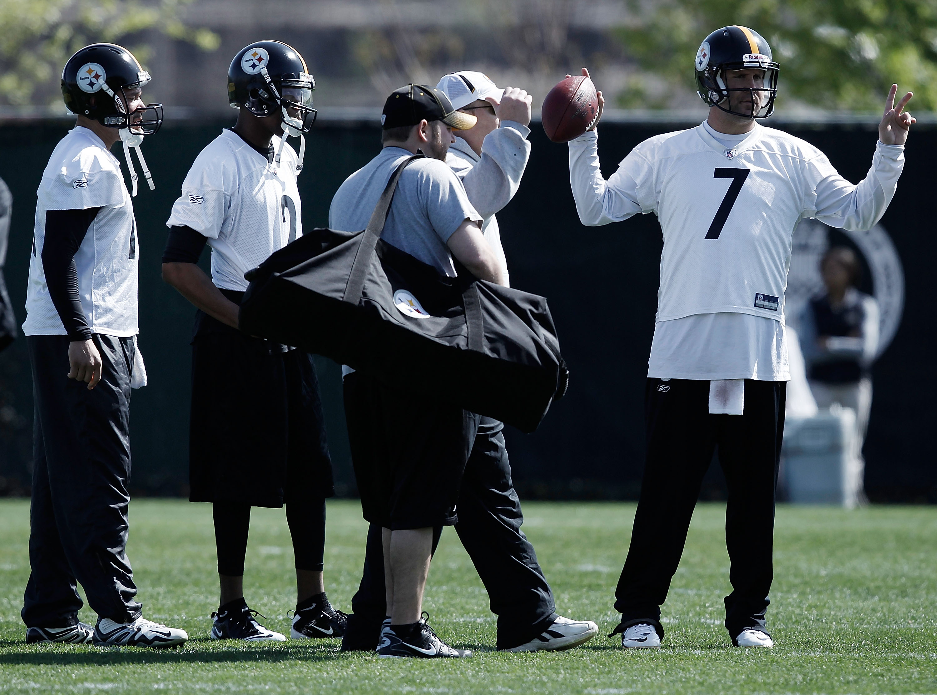 PITTSBURGH - APRIL 19:  Ben Roethlisberger #7 of the Pittsburgh Steelers talks with his teammates Charlie Batch #16 and Dennis Dixon #2 while at practice on April 19, 2010 at the Pittsburgh Steelers South Side training facility in Pittsburgh, Pennsylvania