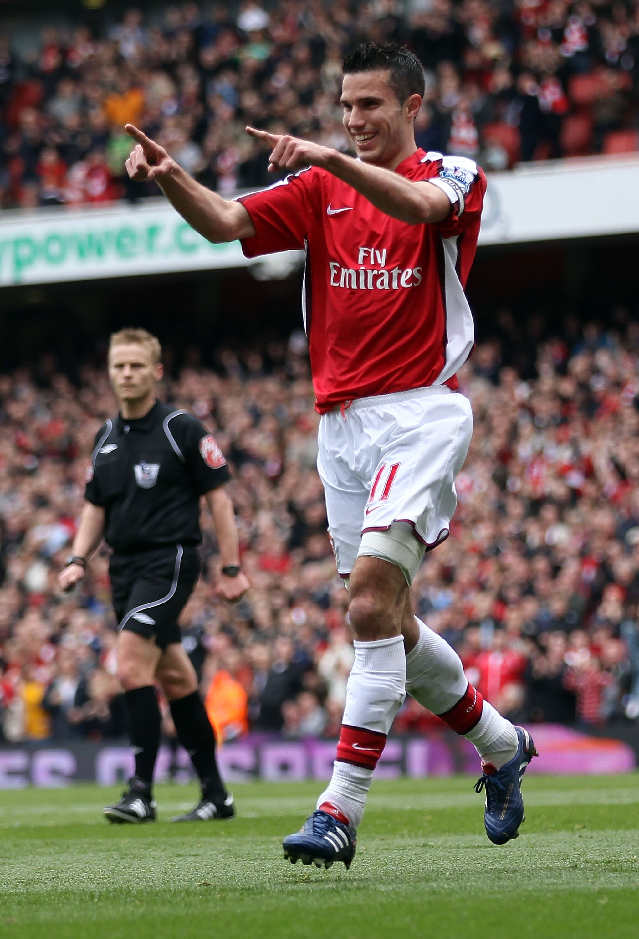 LONDON, ENGLAND - MAY 09:  Robin Van Persie of Arsenal scores Arsenal's second goal during the Barclays Premier League match between Arsenal and Fulham at The Emirates Stadium on May 9, 2010 in London, England.  (Photo by David Cannon/Getty Images)