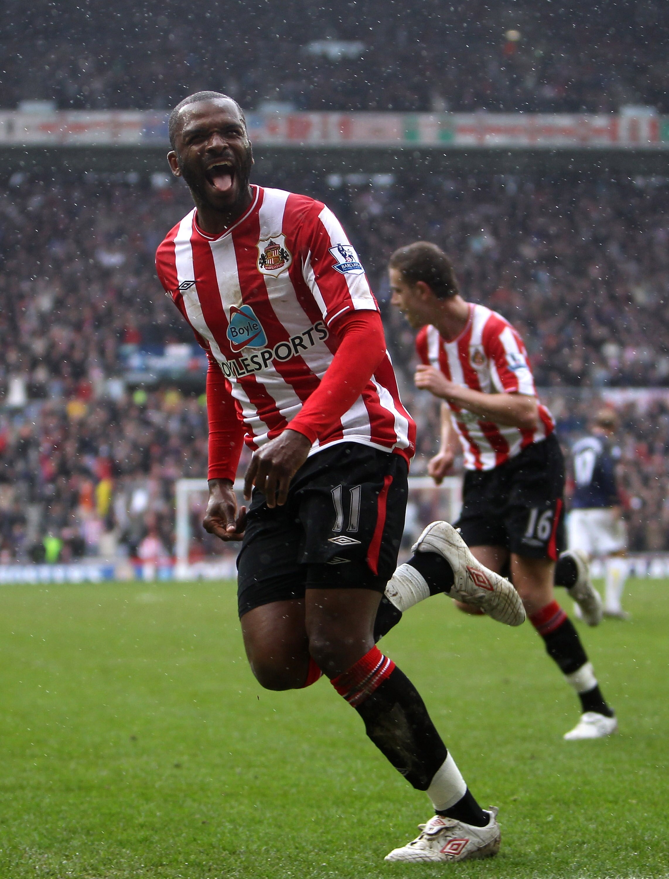 SUNDERLAND, ENGLAND - APRIL 03:  Darren Bent of Sunderland celebrates scoring his second goal from the penalty spot during the Barclays Premier League match between Sunderland and Tottenham Hotspur at Stadium of Light on April 3, 2010 in Sunderland, Engla