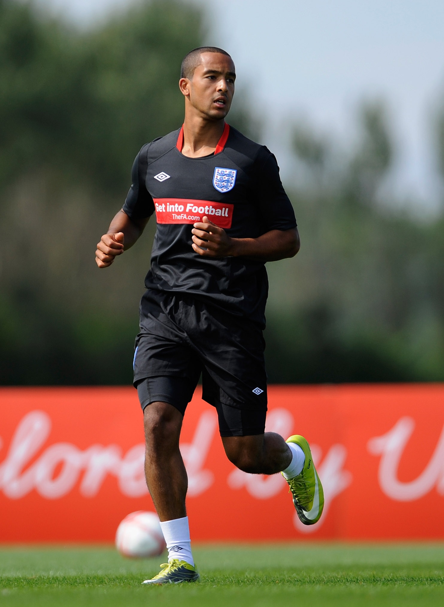ST ALBANS, ENGLAND - AUGUST 09: Theo Walcott warms up during the England training session at London Colney on August 9, 2010 in St Albans, England.  (Photo by Michael Regan/Getty Images)