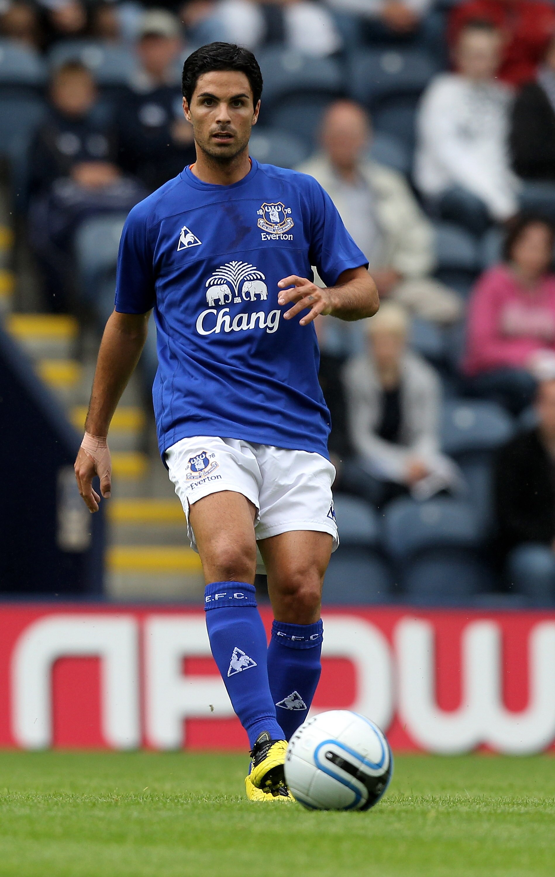 PRESTON, LANCASHIRE - JULY 24:  Mikel Arteta of Everton passes the ball during the pre season friendly match between Preston North End and Everton at Deepdale on July 24, 2010 in Preston, Lancashire.  (Photo by David Rogers/Getty Images)
