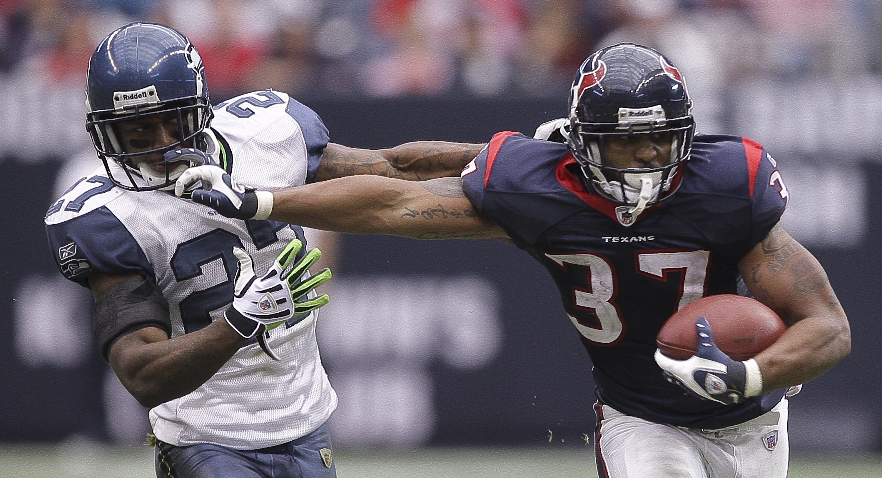 HOUSTON - DECEMBER 13:  Running back Arian Foster #37 of the Houston Texans runs against safety Jordan Babineaux #27 of the Seattle Seahawks at Reliant Stadium on December 13, 2009 in Houston, Texas.  (Photo by Bob Levey/Getty Images)