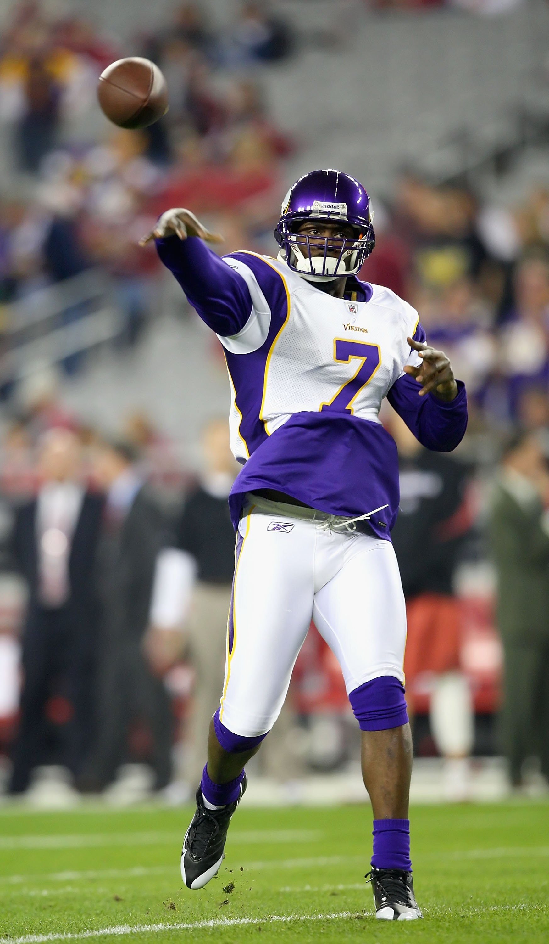 GLENDALE, AZ - DECEMBER 06:  Quarterback Tarvaris Jackson #7 of the Minnesota Vikings warms up before the NFL game against the Arizona Cardinals at the Universtity of Phoenix Stadium on December 6, 2009 in Glendale, Arizona.  The Cardinals defeated the Vi