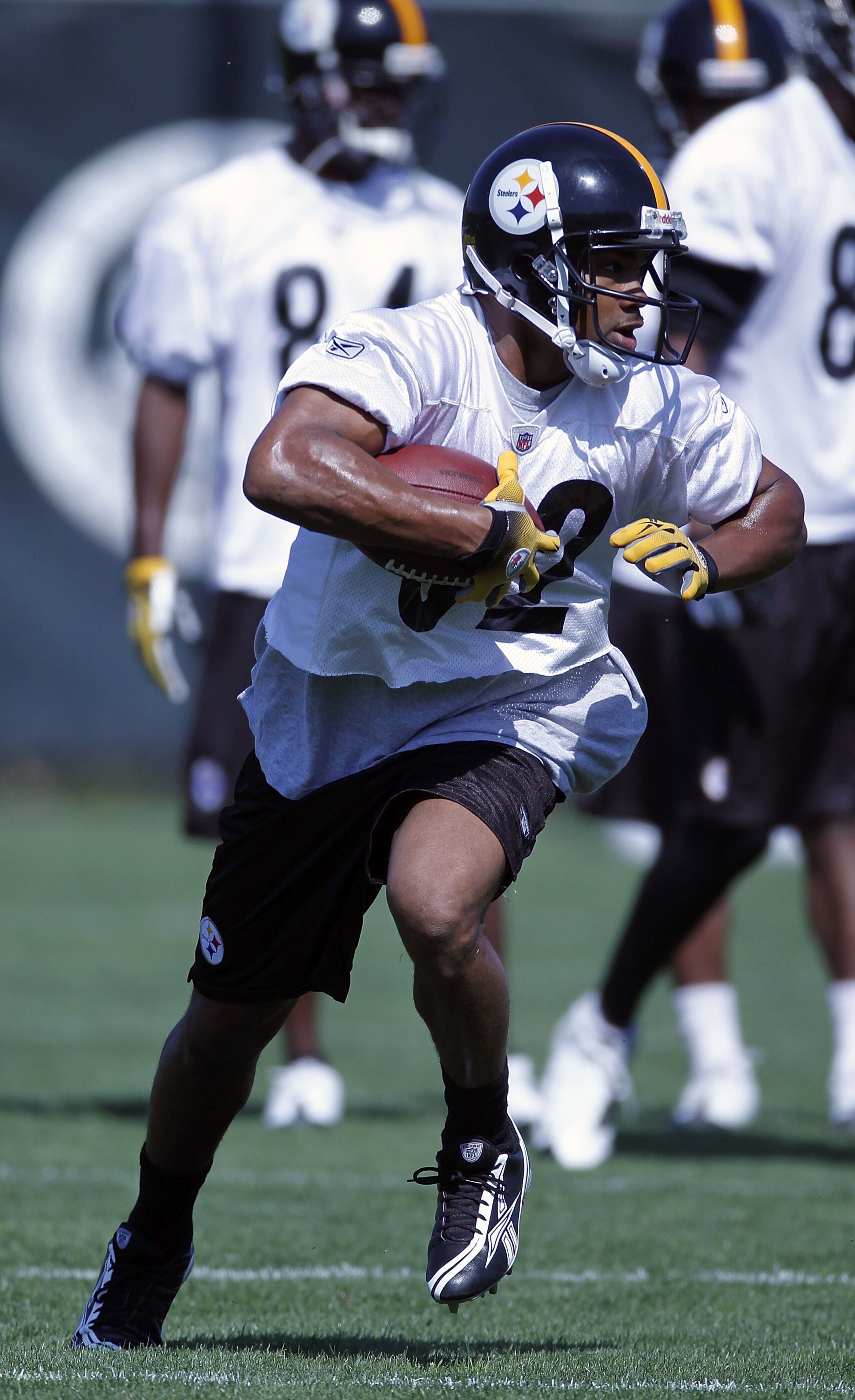 PITTSBURGH - APRIL 30: Antwaan Randle El #82 of the Pittsburgh Steelers runs with the ball after catching a pass during mini camp at the Pittsburgh Steelers Training Facility on April 30, 2010 in Pittsburgh, Pennsylvania. (Photo by Gregory Shamus/Getty PITTSBURGH - APRIL 30: Antwaan Randle El #82 of the Pittsburgh Steelers runs with the ball after catching a pass during mini camp at the Pittsburgh Steelers Training Facility on April 30, 2010 in Pittsburgh, Pennsylvania. (Photo by Gregory Shamus/Getty