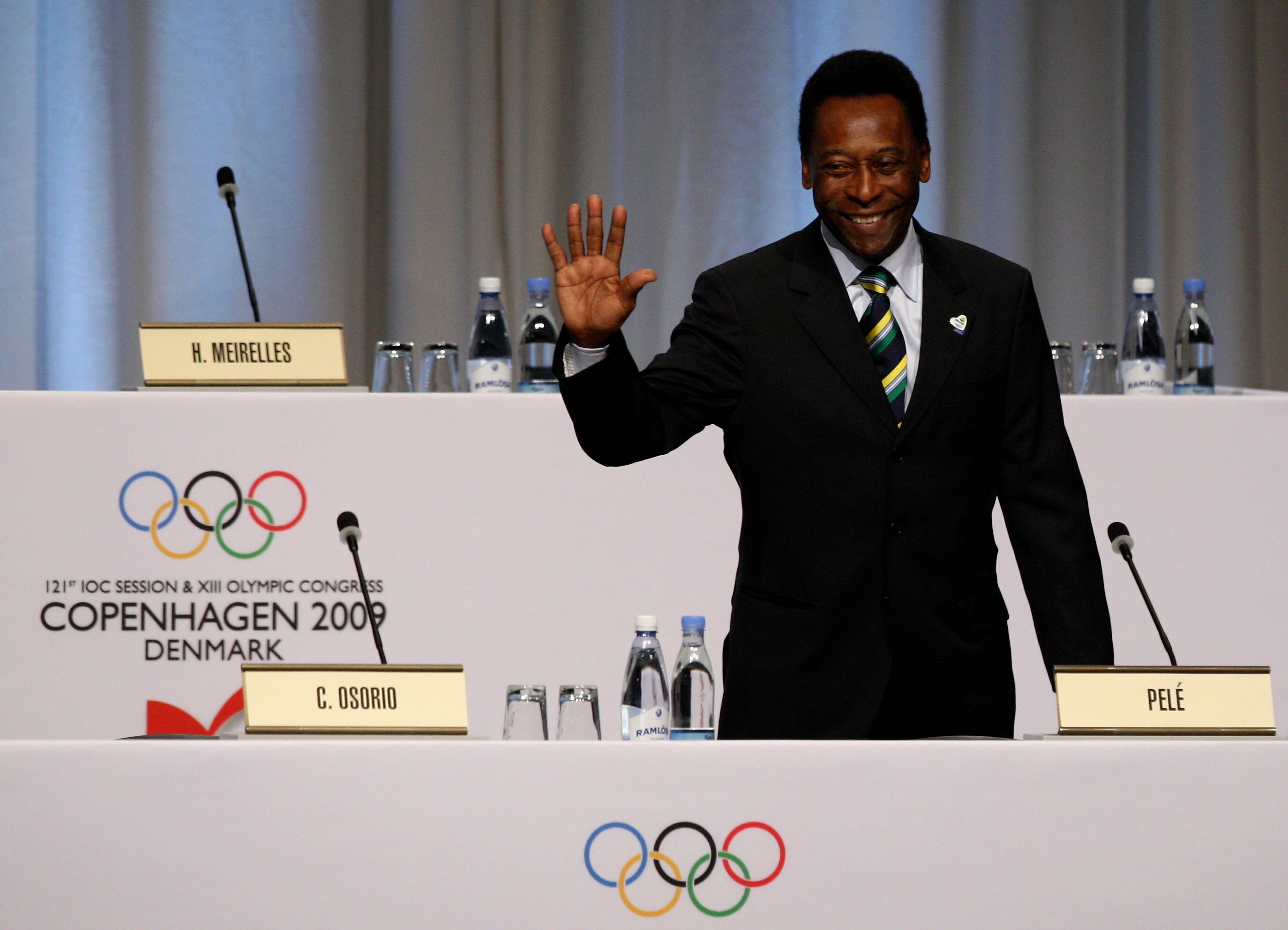 COPENHAGEN, DENMARK - OCTOBER 02:  Brazilian football legend Pele waves to IOC members before the Rio 2016 presentation on October 2, 2009 at the Bella Centre in Copenhagen, Denmark. The 121st session of the International Olympic Committee (IOC) will vote