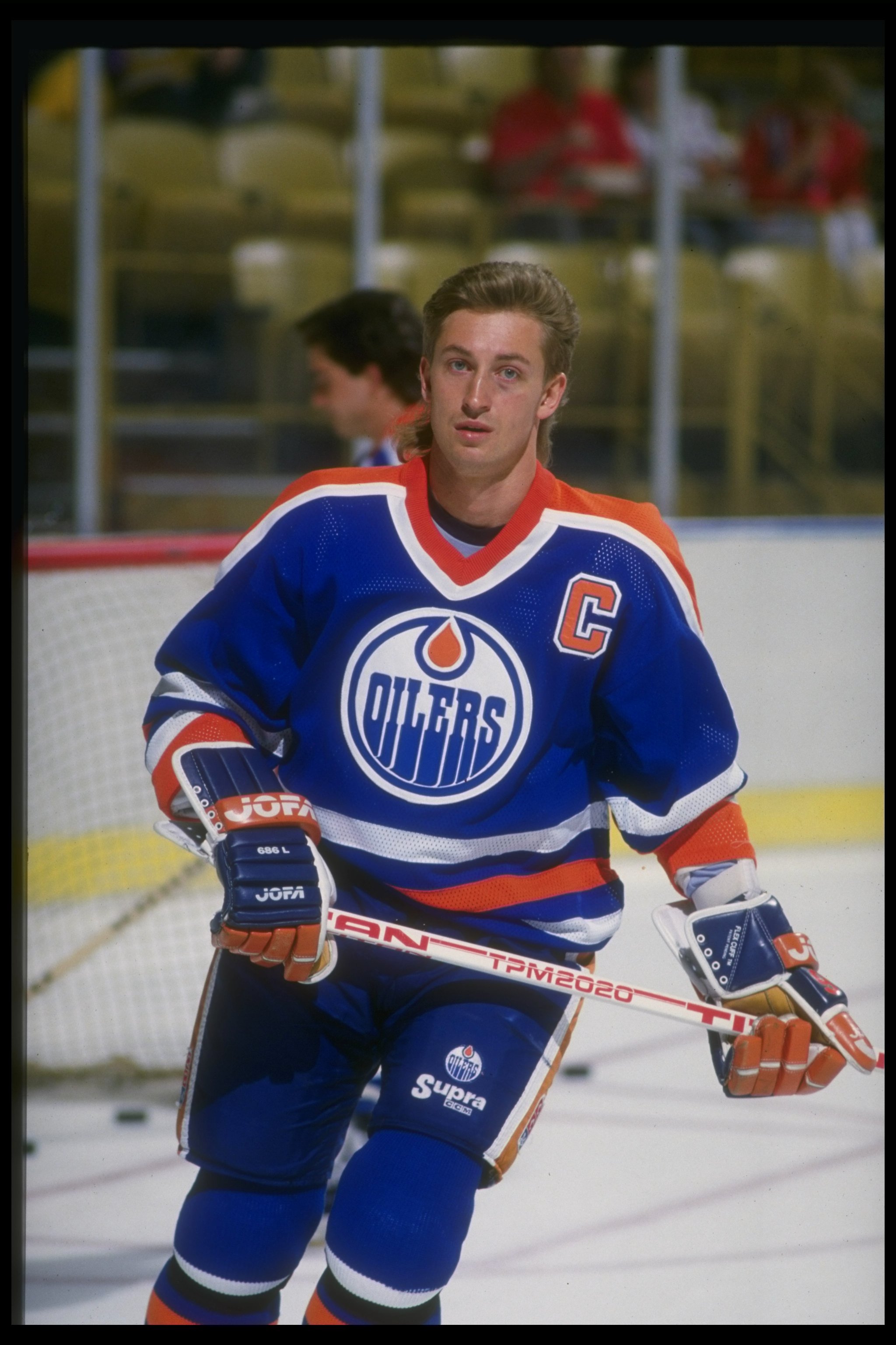 1987:  Center Wayne Gretzky of the Edmonton Oilers looks on during a game against the Los Angeles Kings at the Great Western Forum in Inglewood, California. Mandatory Credit: ALLSPORT USA  /Allsport