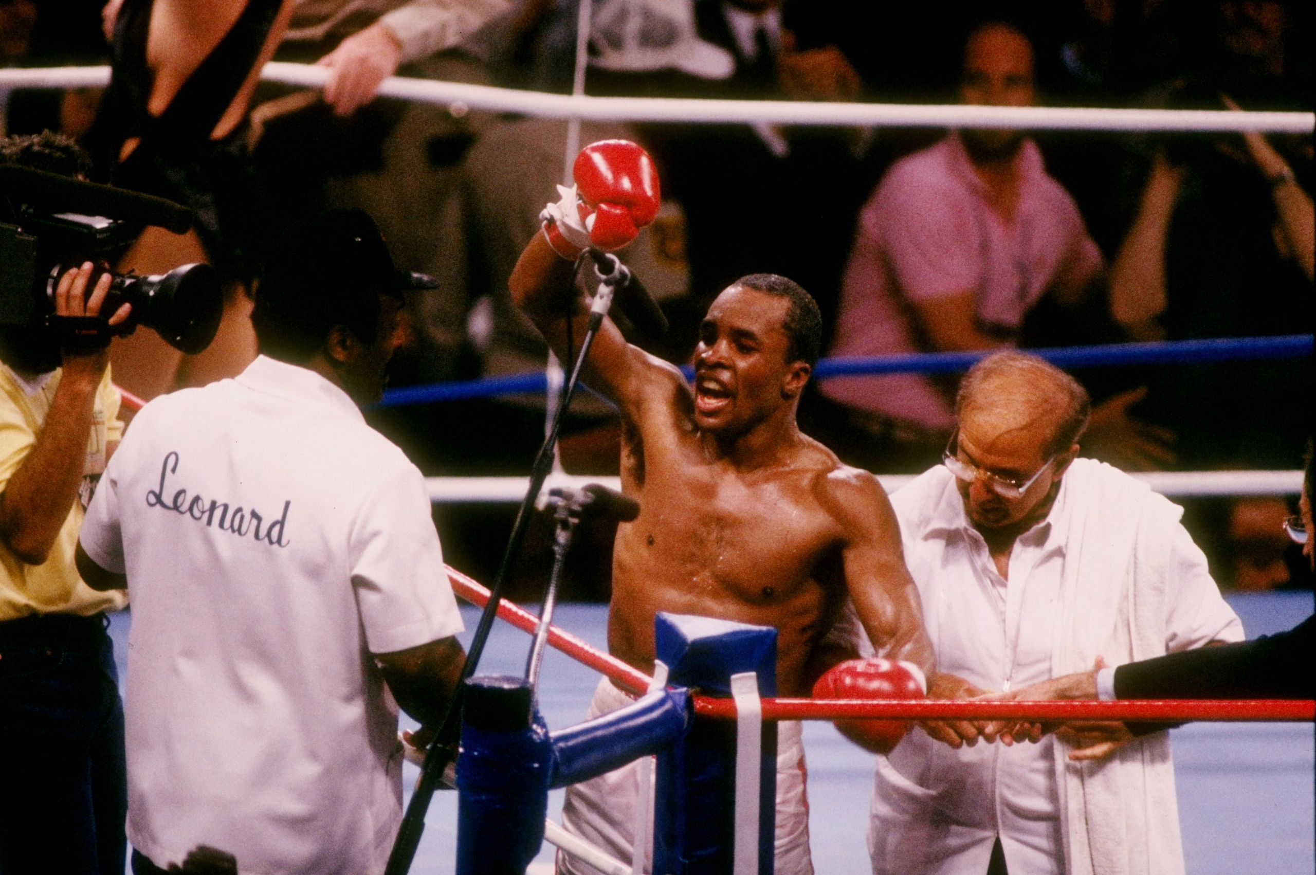 APRIL 1987: Sugar Ray Leonard in action during a bout against Marvin Hagler on April 6, 1987. Mandatory Credit: Mike Powell /Allsport APRIL 1987: Sugar Ray Leonard in action during a bout against Marvin Hagler on April 6, 1987. Mandatory Credit: Mike Powell /Allsport