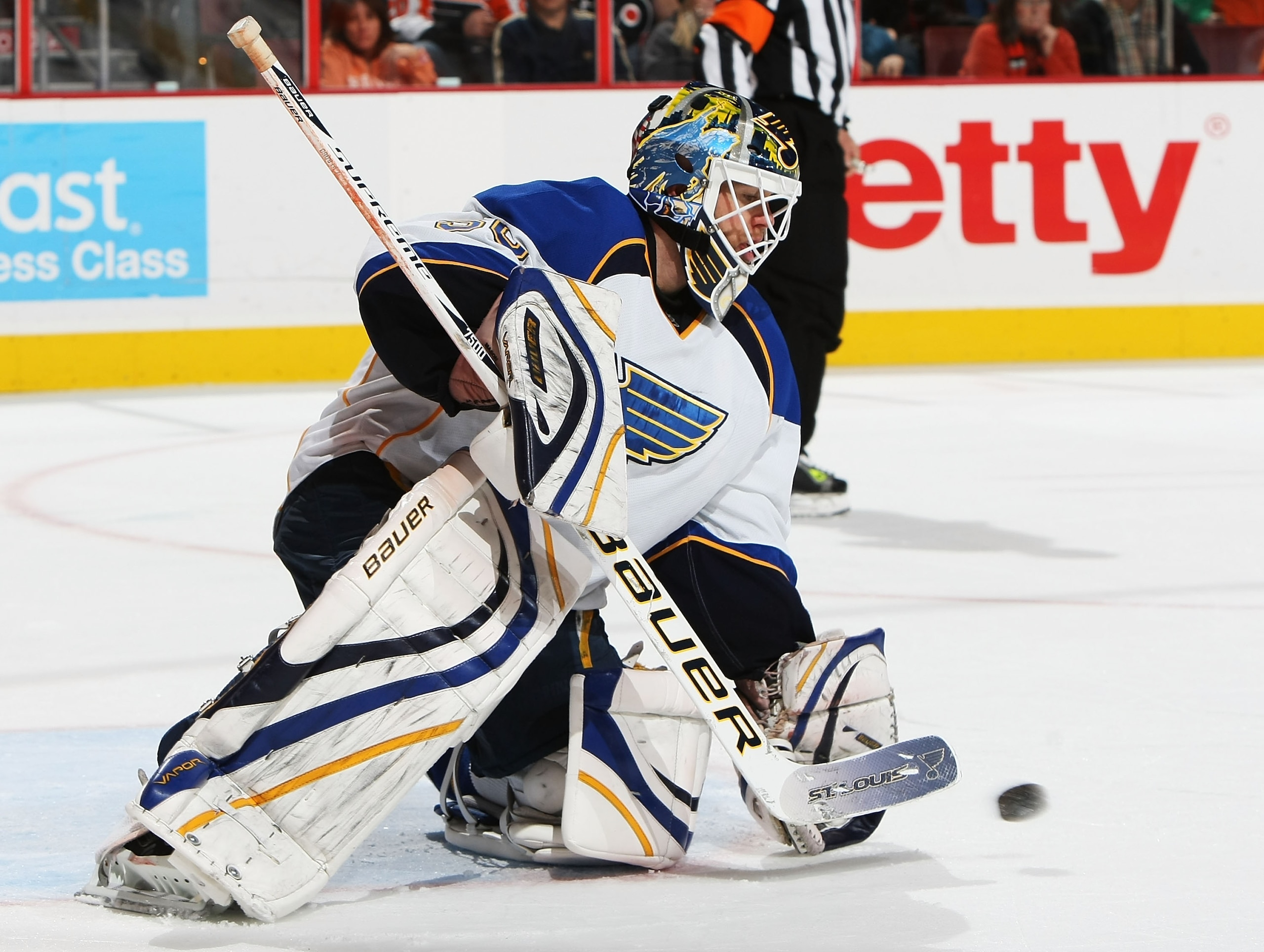 PHILADELPHIA, PA - NOVEMBER 07:  Chris Mason #50 of the St. Louis Blues makes a save against The Philadelphia Flyers during their game on November 7, 2009 at The Wachovia Center in Philadelphia, Pennsylvania.  (Photo by Al Bello/Getty Images)