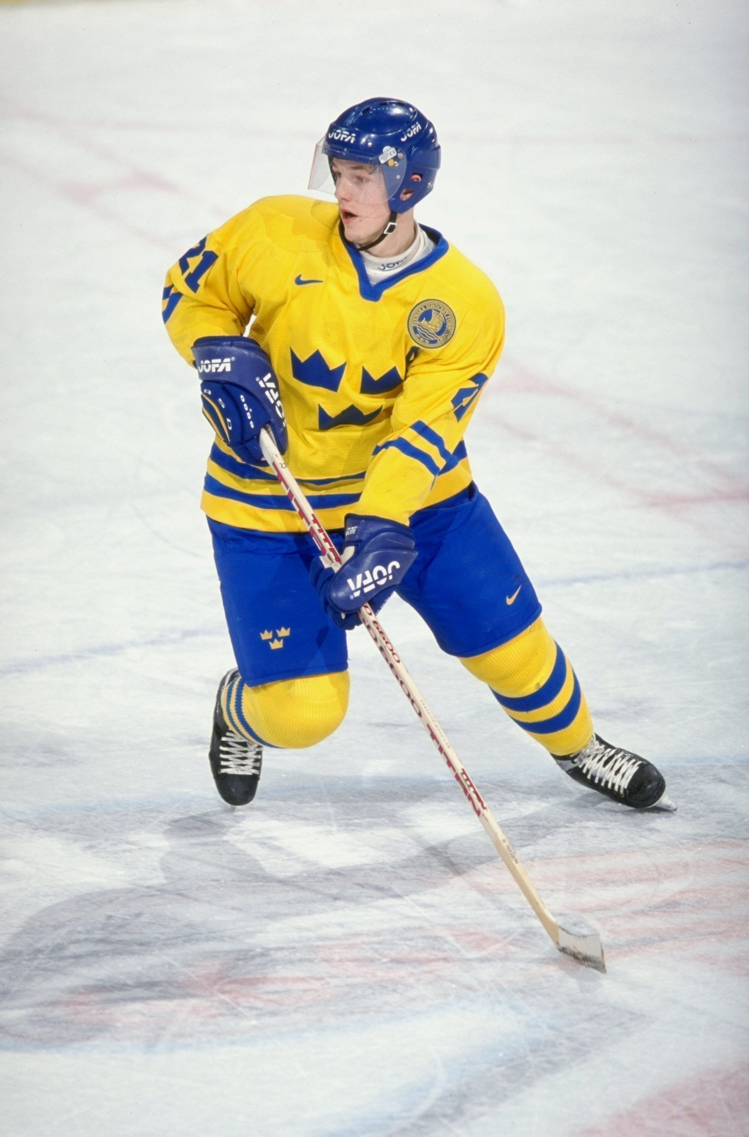4 Jan 1999: Niklas Persson #21 of the Sweden Team in action during the World Junior Championship Game against the Canada Team at the Winnipeg Arena in Winnipeg, Manitoba, Canada. The Canada Team defeated the SwedenTeam 6-1. Mandatory Credit: Elsa Hasch  /