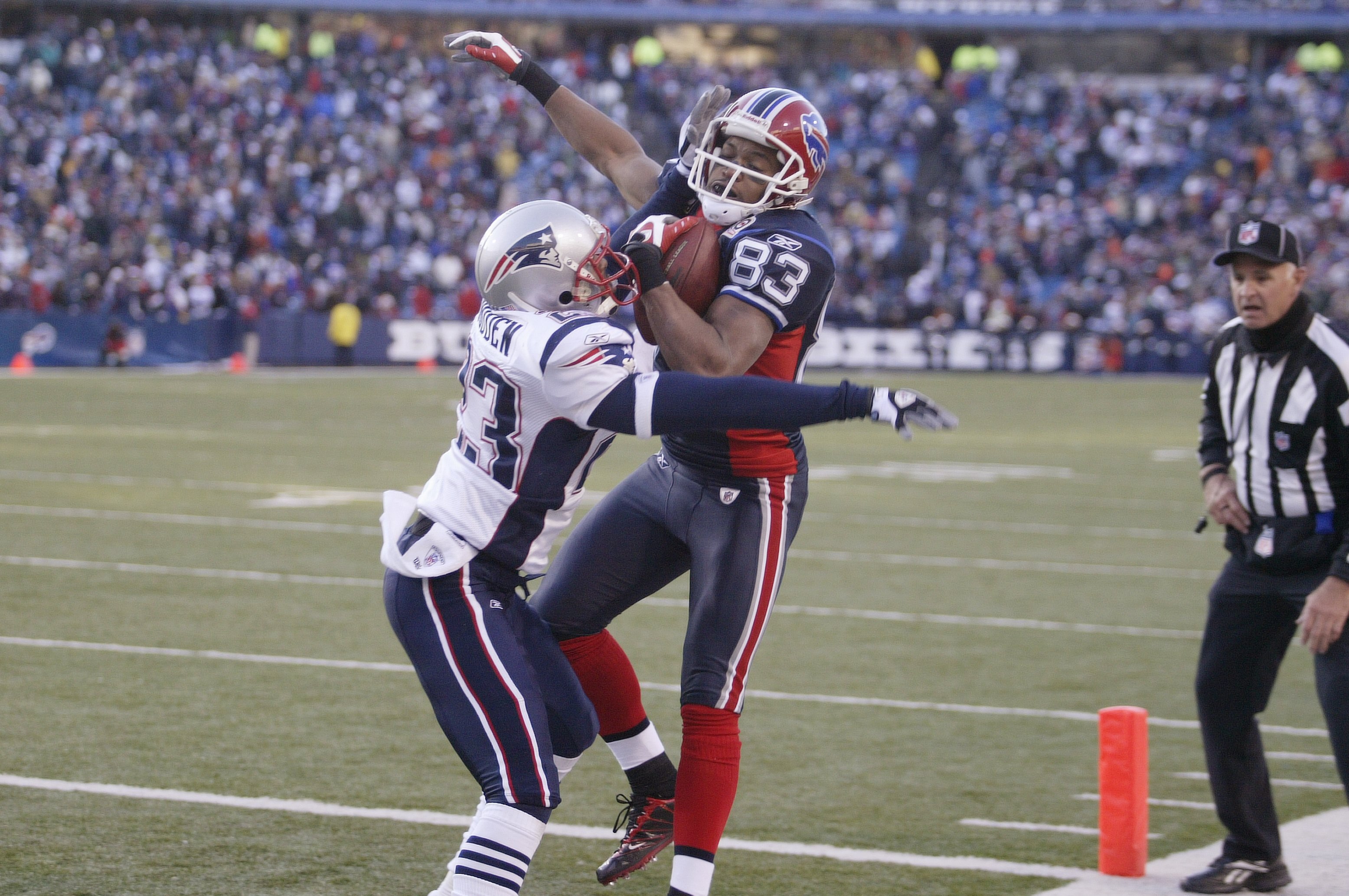 ORCHARD PARK, NY - DECEMBER 20: Lee Evans #83 of the Buffalo Bills makes a catch as Leigh Bodden #23 of the New England Patriots defends during the game at Ralph Wilson Stadium on December 20, 2009 in Orchard Park, New York. (Photo by: Rick Stewart/Getty 