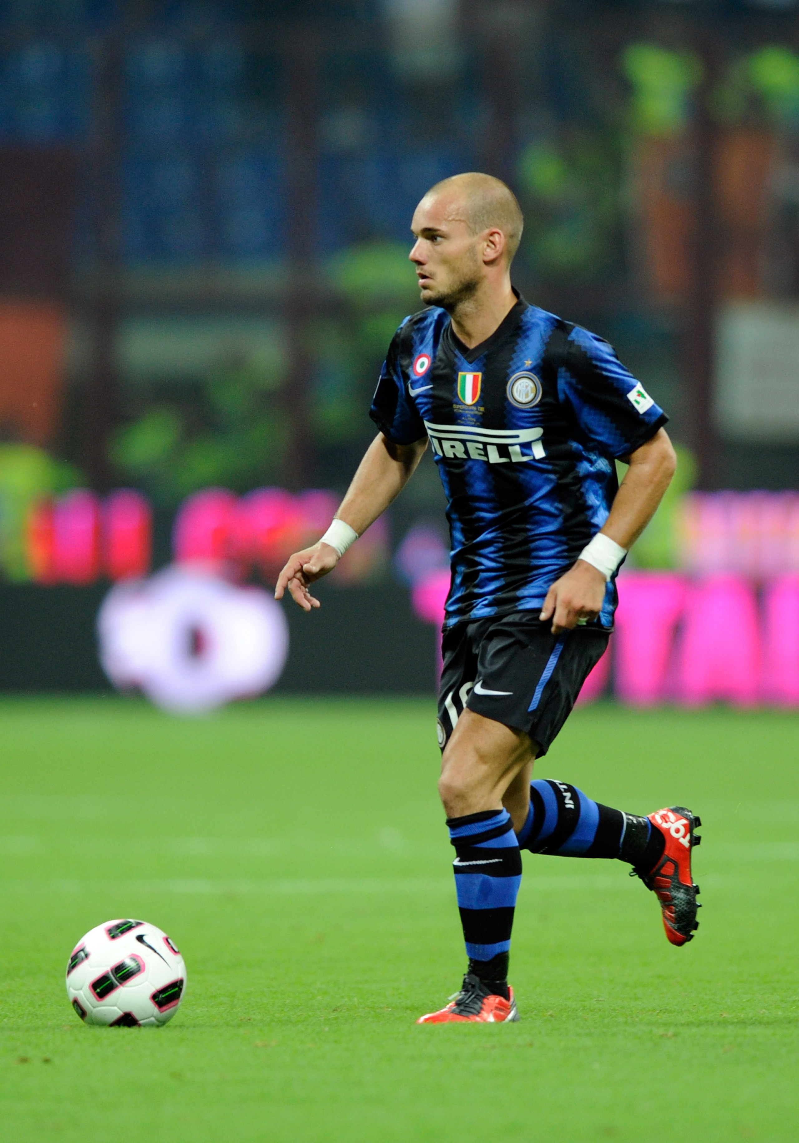 MILAN, ITALY - AUGUST 21: Wesley Sneijder of FC Internazionale Milano during the Supercoppa Italiana match between Inter and Roma at Giuseppe Meazza Stadium on August 21, 2010 in Milan, Italy. (Photo by Claudio Villa/Getty Images) MILAN, ITALY - AUGUST 21: Wesley Sneijder of FC Internazionale Milano during the Supercoppa Italiana match between Inter and Roma at Giuseppe Meazza Stadium on August 21, 2010 in Milan, Italy. (Photo by Claudio Villa/Getty Images)
