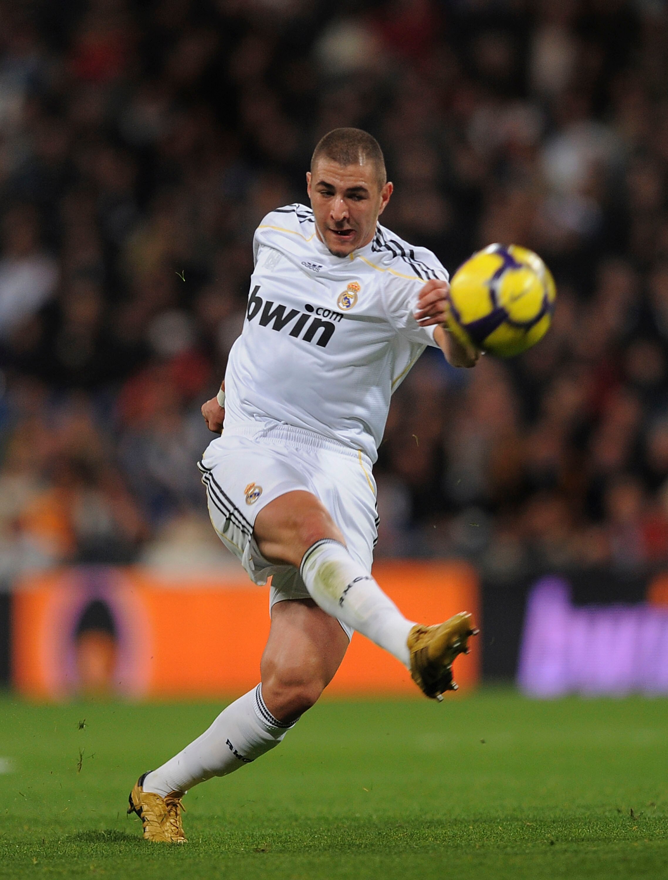 MADRID, SPAIN - FEBRUARY 06:  Karim Benzema of Real Madrid shoots at goal during the La Liga match between Real Madrid and Espanyol at Estadio Santiago Bernabeu on February 6, 2010 in Madrid, Spain.  (Photo by Denis Doyle/Getty Images)