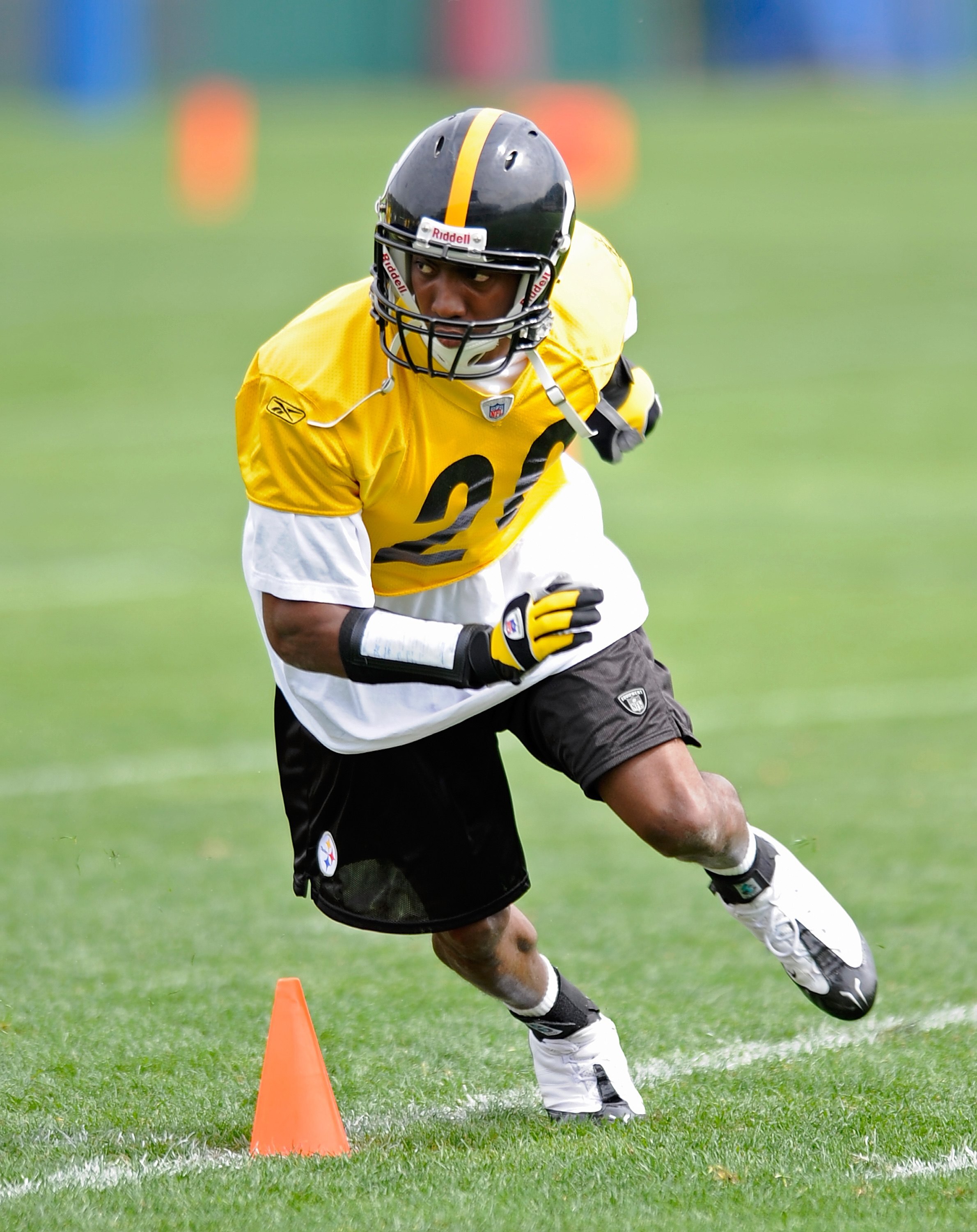 PITTSBURGH - MAY 01:  Keenan Lewis #20 of the Pittsburgh Steelers runs a pass route rookie training camp at the Pittsburgh Steelers Practice Facility on May 1, 2009 in Pittsburgh, Pennsylvania.  (Photo by Joe Sargent/Getty Images)