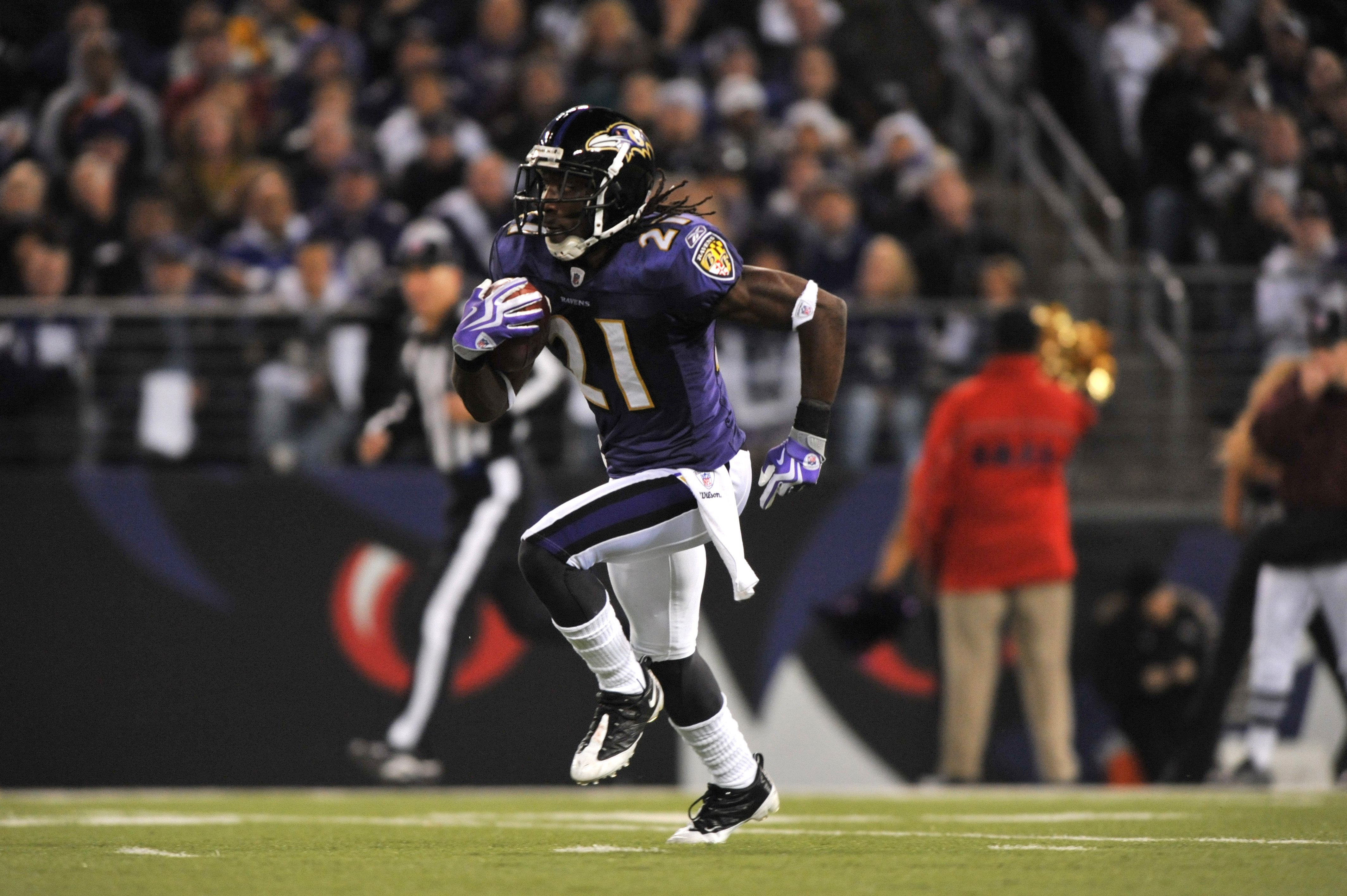 BALTIMORE - NOVEMBER 29:  Lardarius Webb #21 of the Baltimore Ravens returns a kickoff against the Pittsburgh Steelers at M&T Bank Stadium on November 29, 2009 in Baltimore, Maryland. The Ravens defeated the Steelers 20-17. (Photo by Larry French/Getty Im