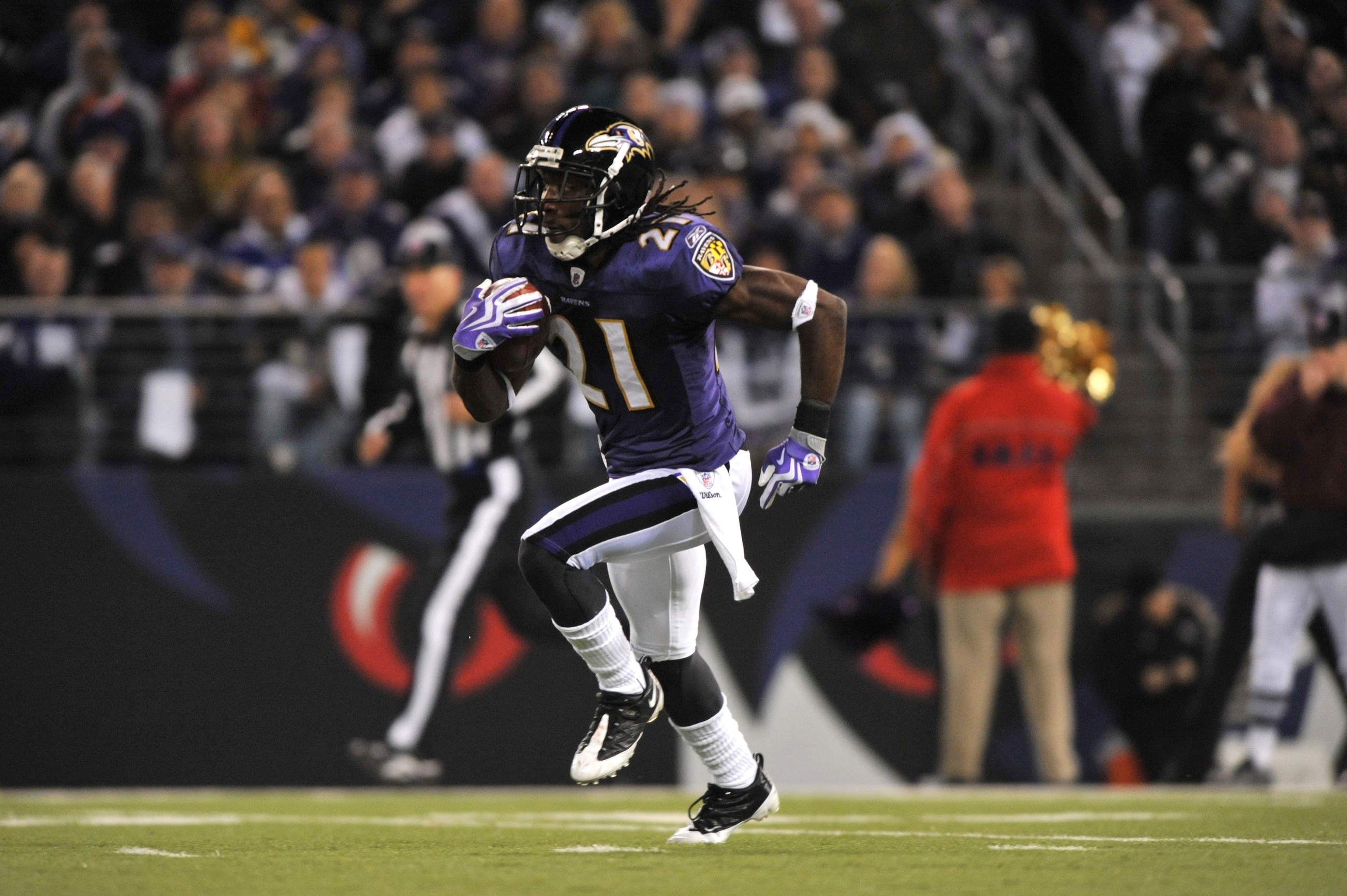 BALTIMORE - NOVEMBER 29: Lardarius Webb #21 of the Baltimore Ravens returns a kickoff against the Pittsburgh Steelers at M&T Bank Stadium on November 29, 2009 in Baltimore, Maryland. The Ravens defeated the Steelers 20-17. (Photo by Larry French/Getty Im BALTIMORE - NOVEMBER 29: Lardarius Webb #21 of the Baltimore Ravens returns a kickoff against the Pittsburgh Steelers at M&T Bank Stadium on November 29, 2009 in Baltimore, Maryland. The Ravens defeated the Steelers 20-17. (Photo by Larry French/Getty Im