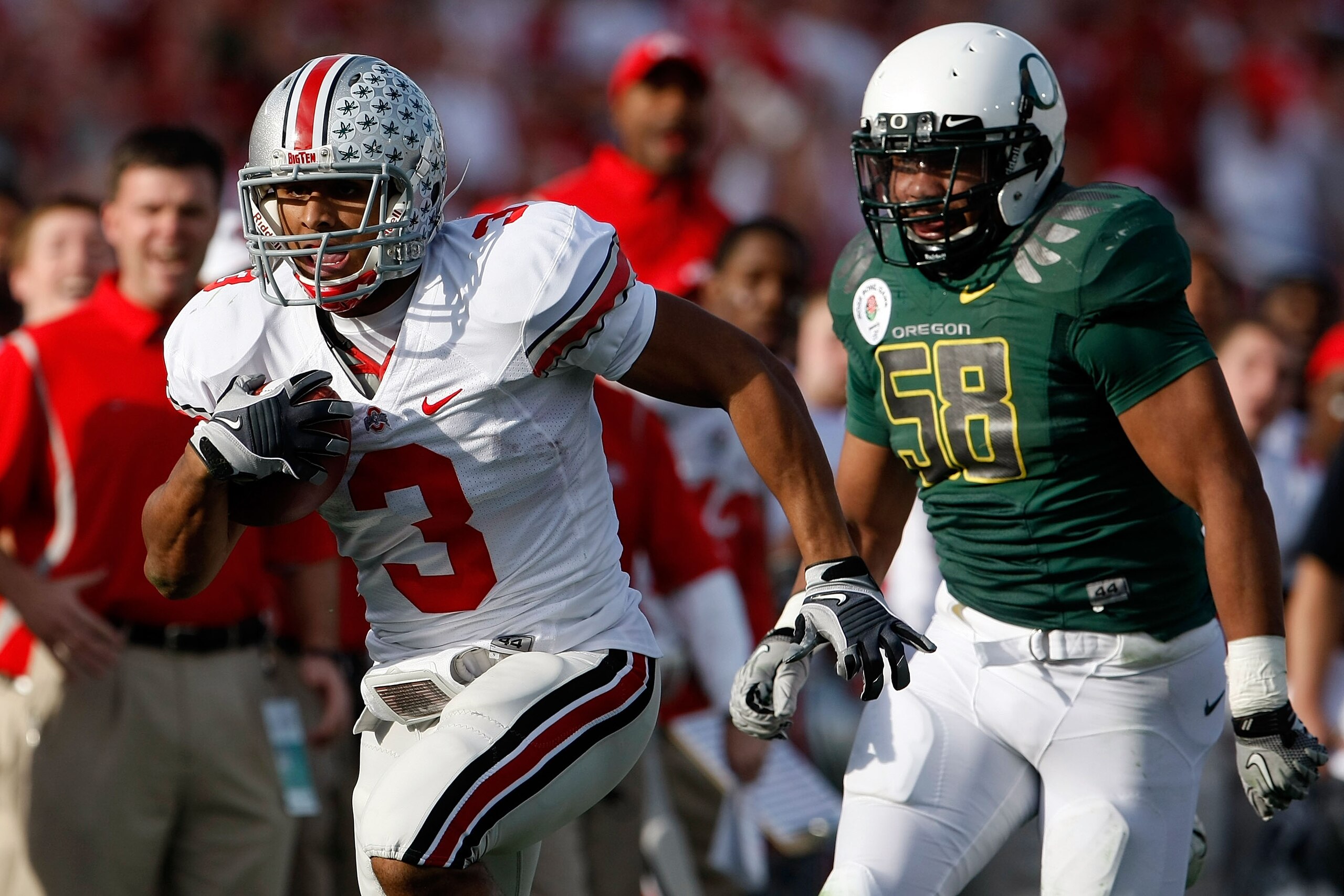 PASADENA, CA - JANUARY 01:  Running back Brandon Saine #3 of the Ohio State Buckeyes runs with the ball making a 46-yard catch against the Oregon Ducks at the 96th Rose Bowl game on January 1, 2010 in Pasadena, California.  (Photo by Jeff Gross/Getty Imag