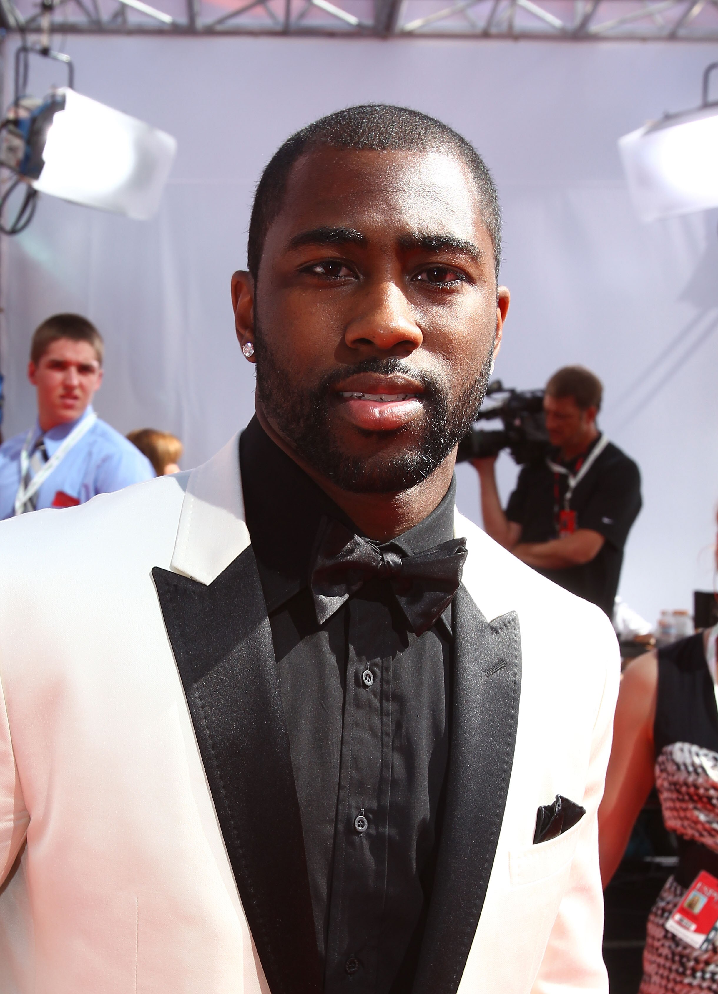 LOS ANGELES, CA - JULY 14:  NFL defensive back  back Darrelle Revis arrives at the 2010 ESPY Awards at Nokia Theatre L.A. Live on July 14, 2010 in Los Angeles, California.  (Photo by Alexandra Wyman/Getty Images for ESPY)