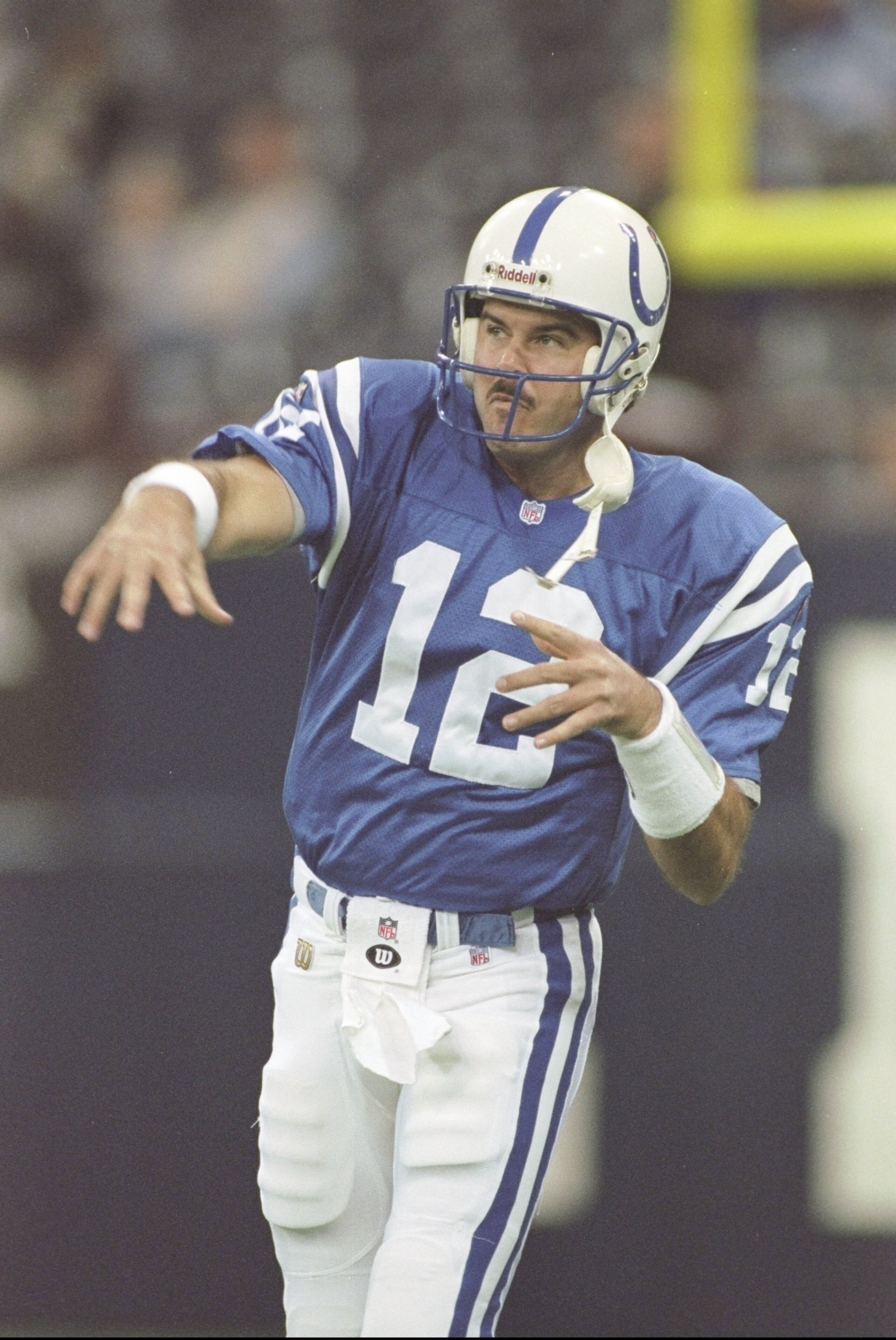 1 Dec 1996:  Quarterback Kerwin Bell of the Indianapolis Colts throws the ball during a game against the Buffalo Bills at the RCA Dome in Indianapolis, Indiana.  The Colts won the game 13-10. Mandatory Credit: Brian Bahr  /Allsport