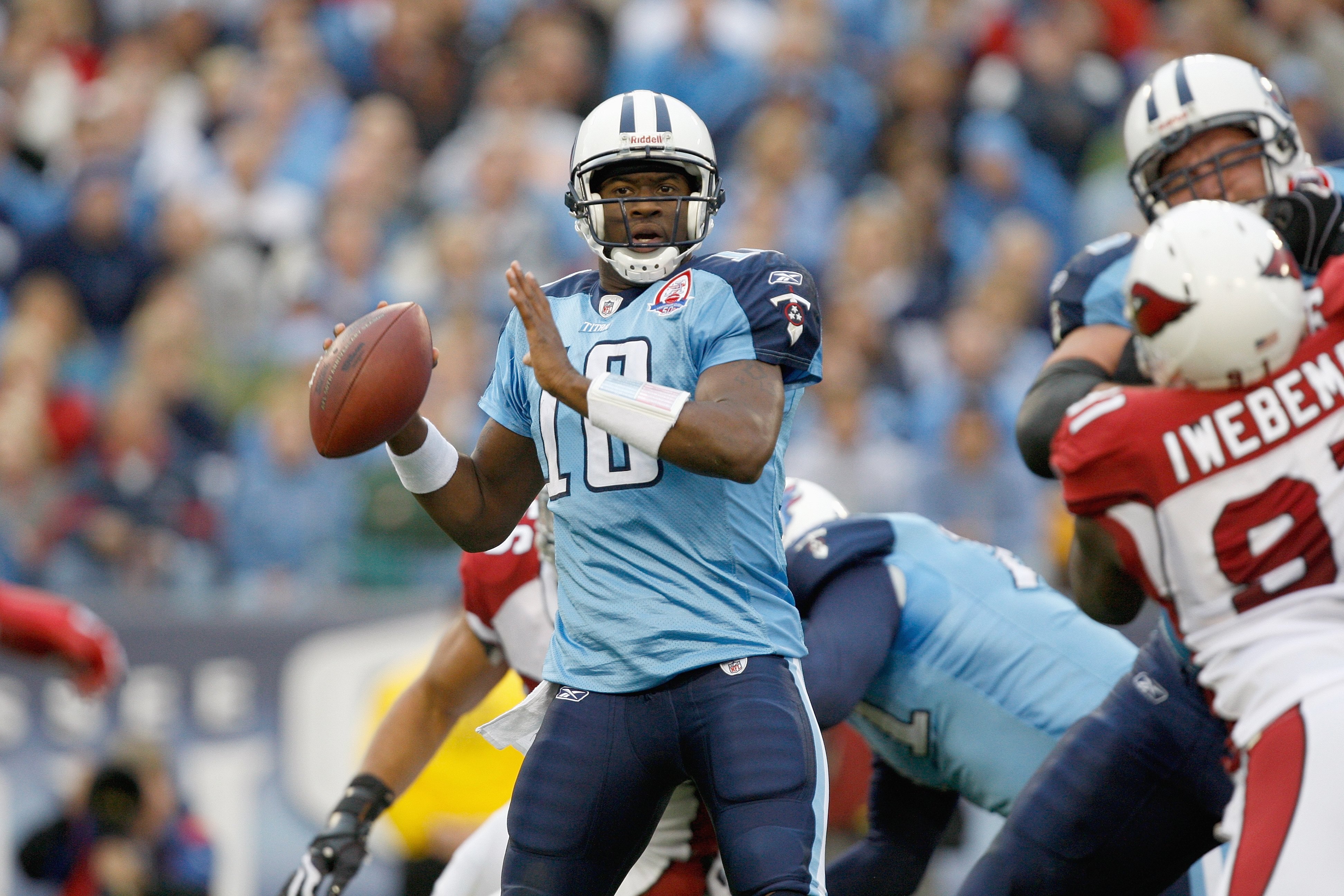 NASHVILLE, TN - NOVEMBER 29:  Vince Young #10 of the Tennessee Titans passes the ball during the game against the Arizona Cardinals at LP Field on November 29, 2009 in Nashville, Tennessee. The Titans defeated the Cardinals 20-17. (Photo by Streeter Lecka