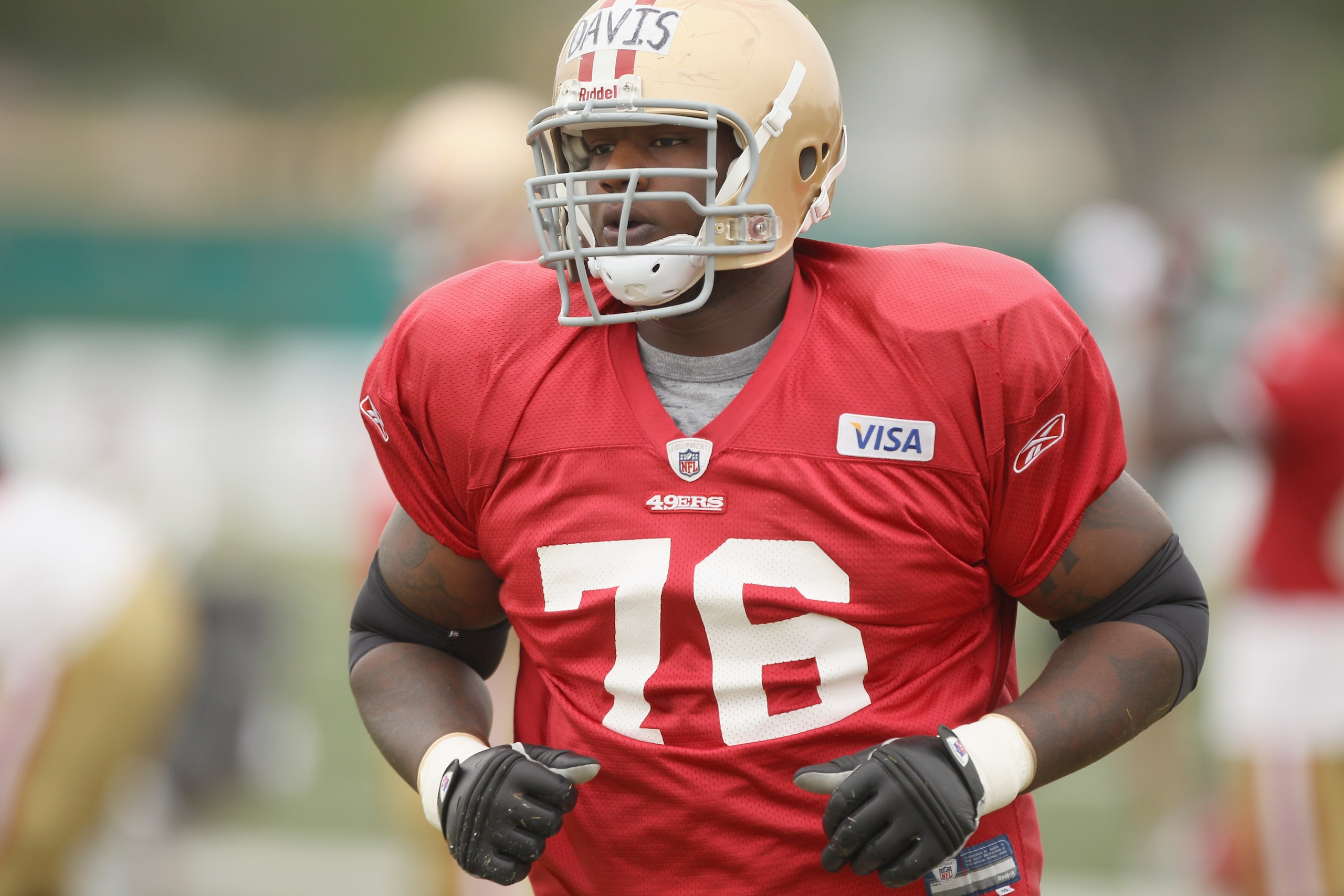 SANTA CLARA, CA - AUGUST 02:  Anthony Davis #76 works out during the San Francisco 49ers training camp at their training complex on August 2, 2010 in Santa Clara, California.  (Photo by Ezra Shaw/Getty Images)
