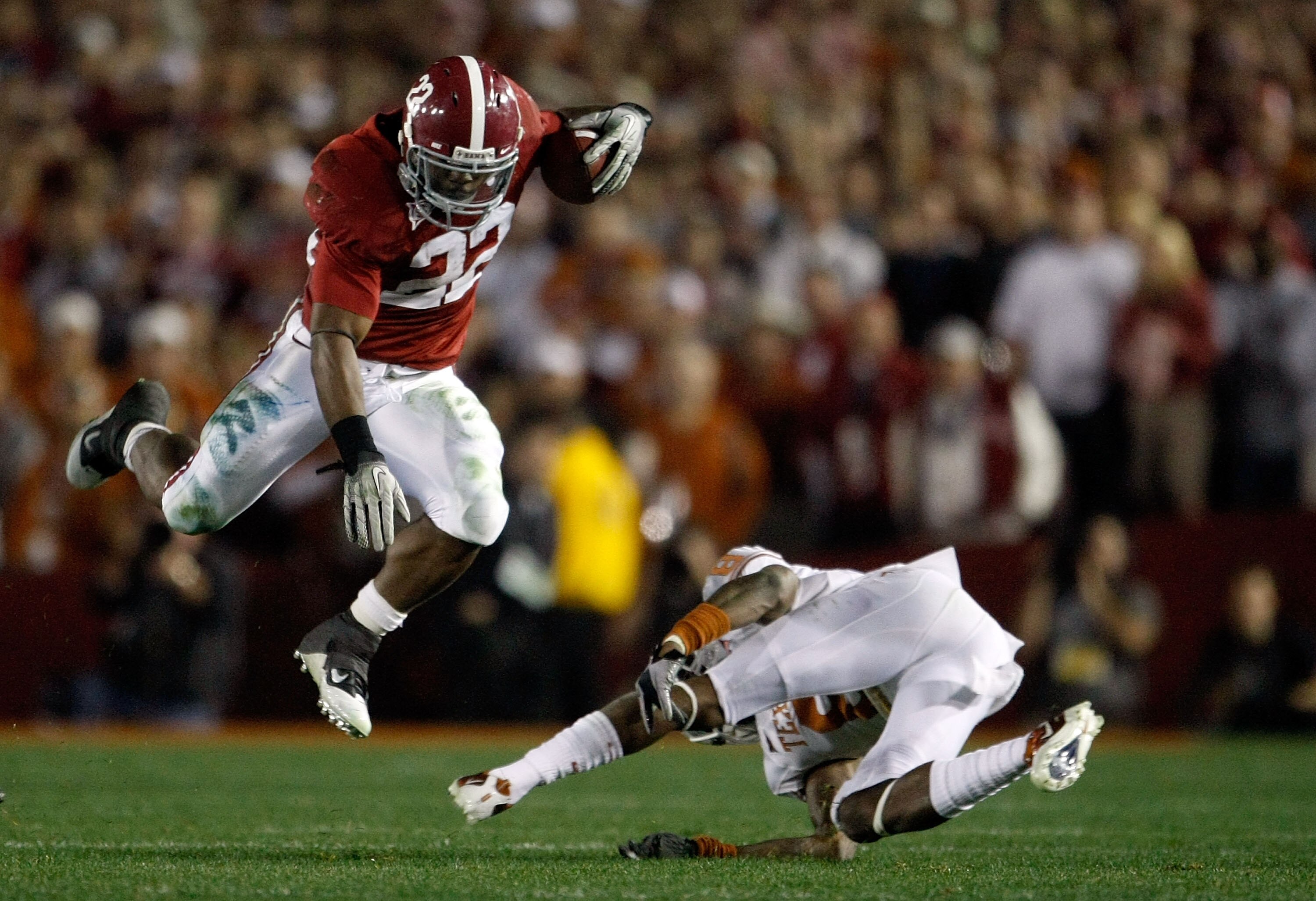 PASADENA, CA - JANUARY 07:  Running back Mark Ingram #22 of the Alabama Crimson Tide runs with the ball against the Texas Longhorns during the Citi BCS National Championship game at the Rose Bowl on January 7, 2010 in Pasadena, California.  (Photo by Jeff