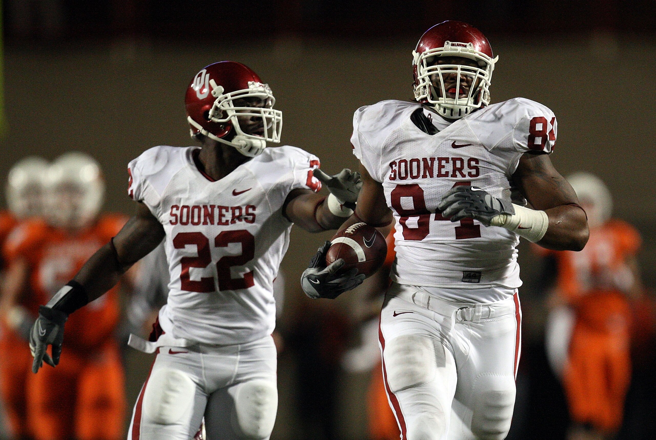 STILLWATER, OK - NOVEMBER 29:  Defensive end Frank Alexander #84 of the Oklahoma Sooners runs for a defensive two-point conversion with Keenan Clayton #22 against the Oklahoma State Cowboys at Boone Pickens Stadium on November 29, 2008 in Stillwater, Okla