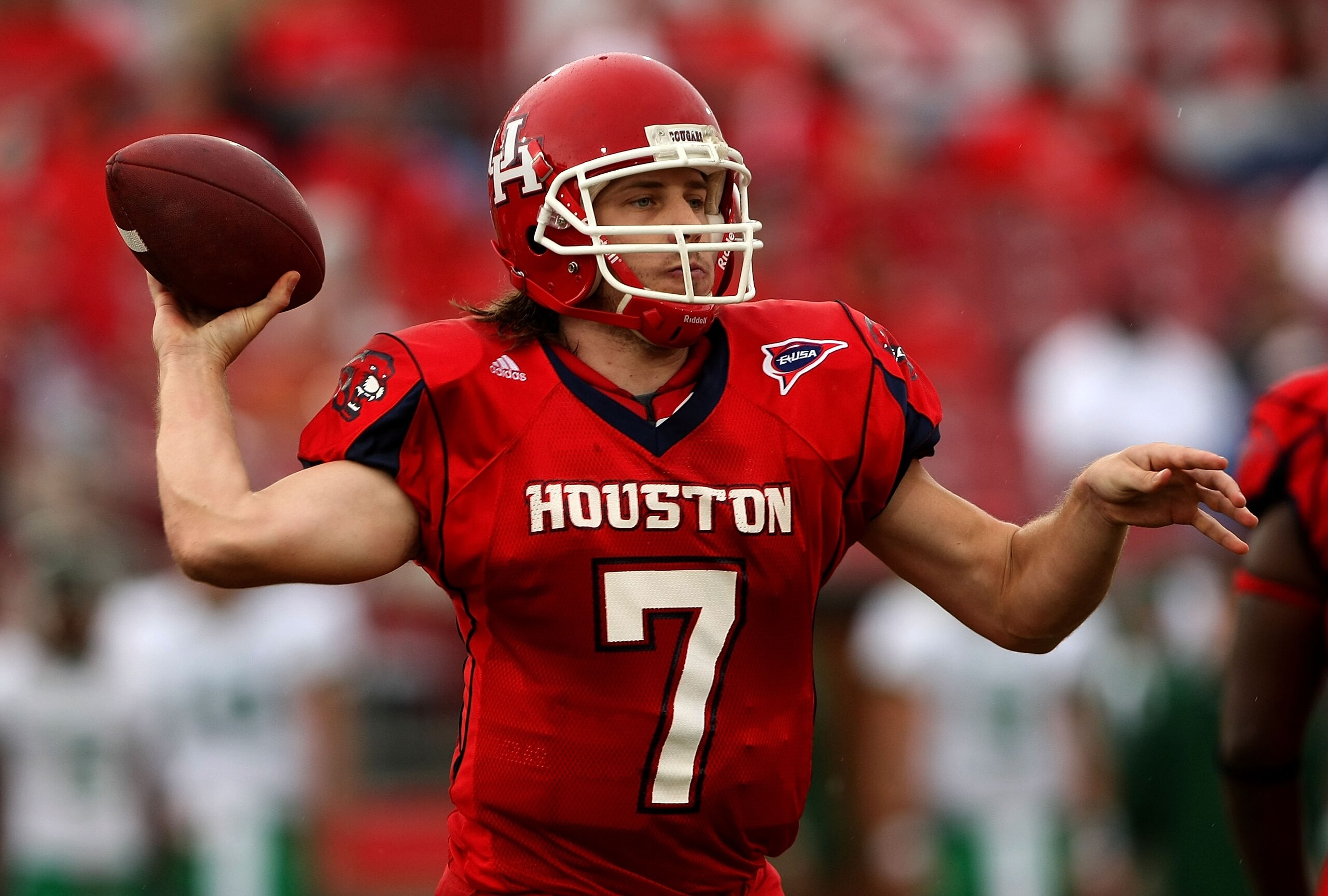 HOUSTON - NOVEMBER 17:  Quarterback Case Keenum #7 of the Houston Cougars throws a pass against the Marshall Thundering Herd at Robertson Stadium November 17, 2007 in Houston, Texas. Houston won 35-28.  (Photo by Stephen Dunn/Getty Images)