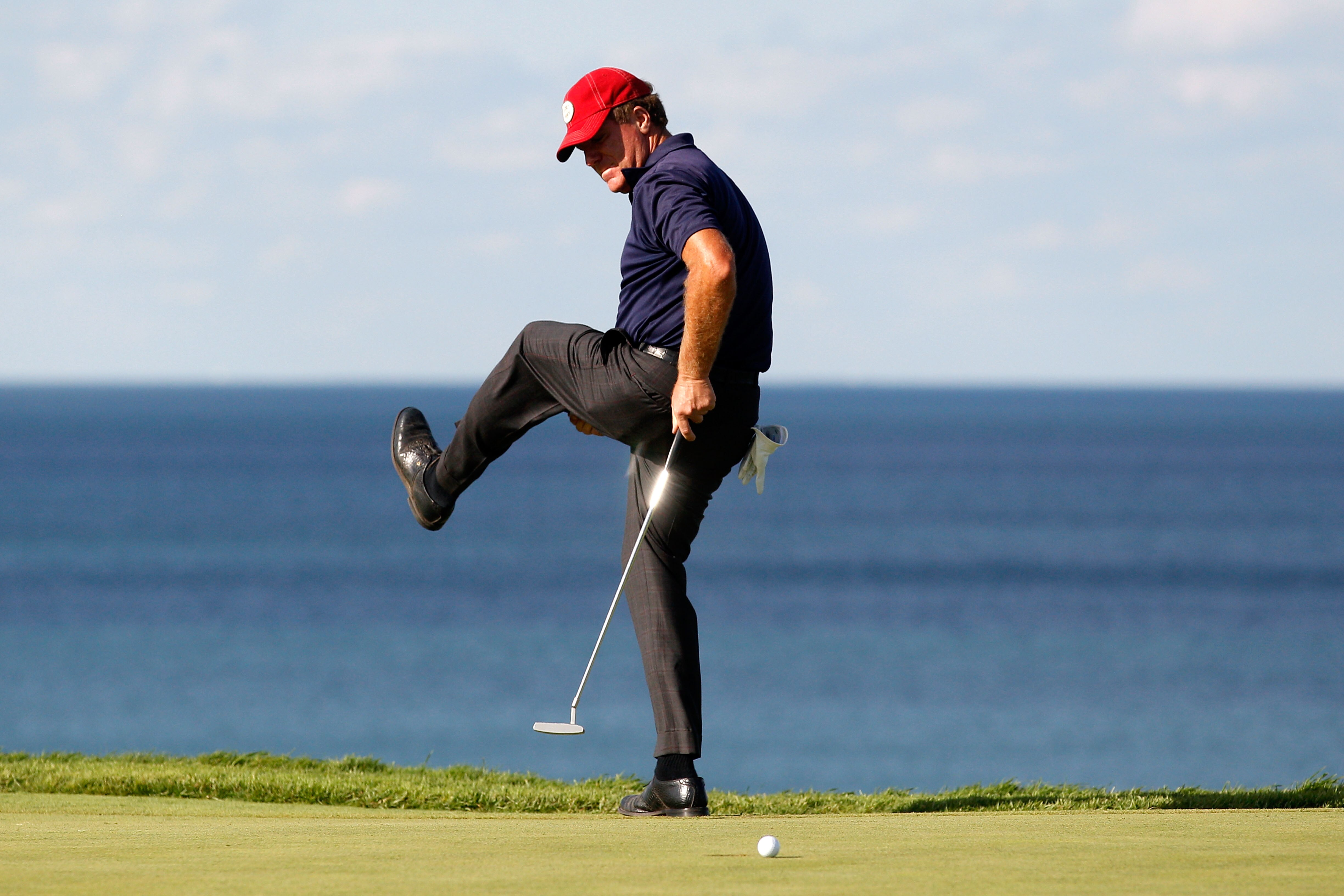 KOHLER, WI - AUGUST 15:  Steve Elkington of Australia reacts on the 16th hole during the final round of the 92nd PGA Championship on the Straits Course at Whistling Straits on August 15, 2010 in Kohler, Wisconsin.  (Photo by Chris Graythen/Getty Images)