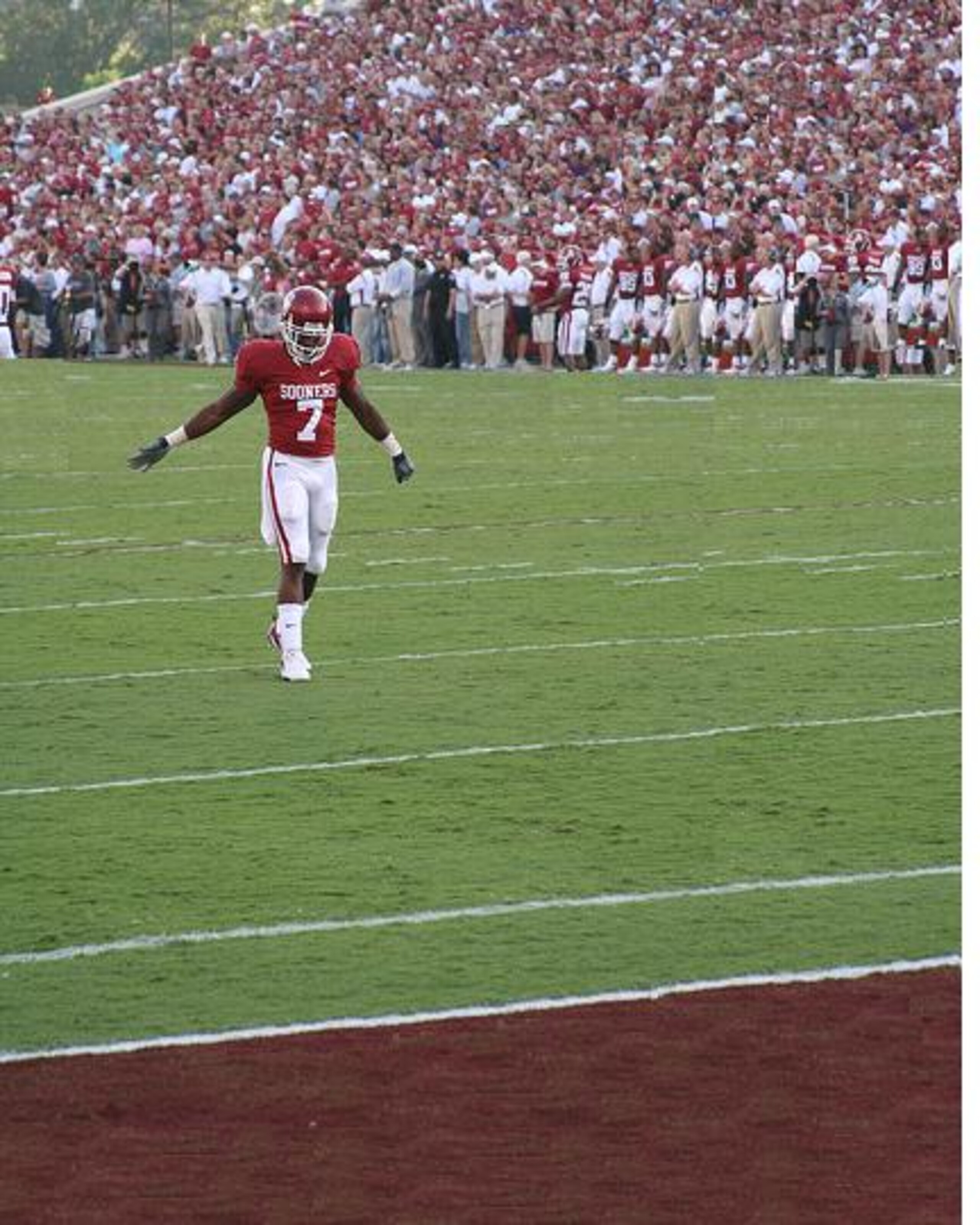 NORMAN, OK - NOVEMBER 22:  Running back DeMarco Murray #7 of the Oklahoma Sooners celebrates a 65-21 win against the Texas Tech Red Raiders at Memorial Stadium on November 22, 2008 in Norman, Oklahoma.  (Photo by Ronald Martinez/Getty Images)