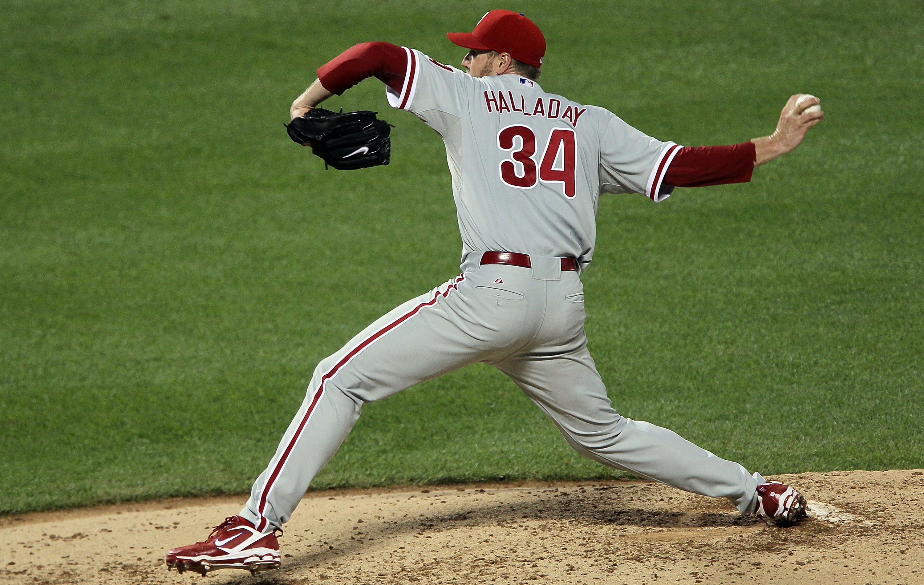NEW YORK - AUGUST 14:  Roy Halladay #34 of the Philadelphia Phillies delivers a pitch against the New York Mets on August 14, 2010 at Citi Field in the Flushing neighborhood of the Queens borough of New York City.  (Photo by Jim McIsaac/Getty Images)