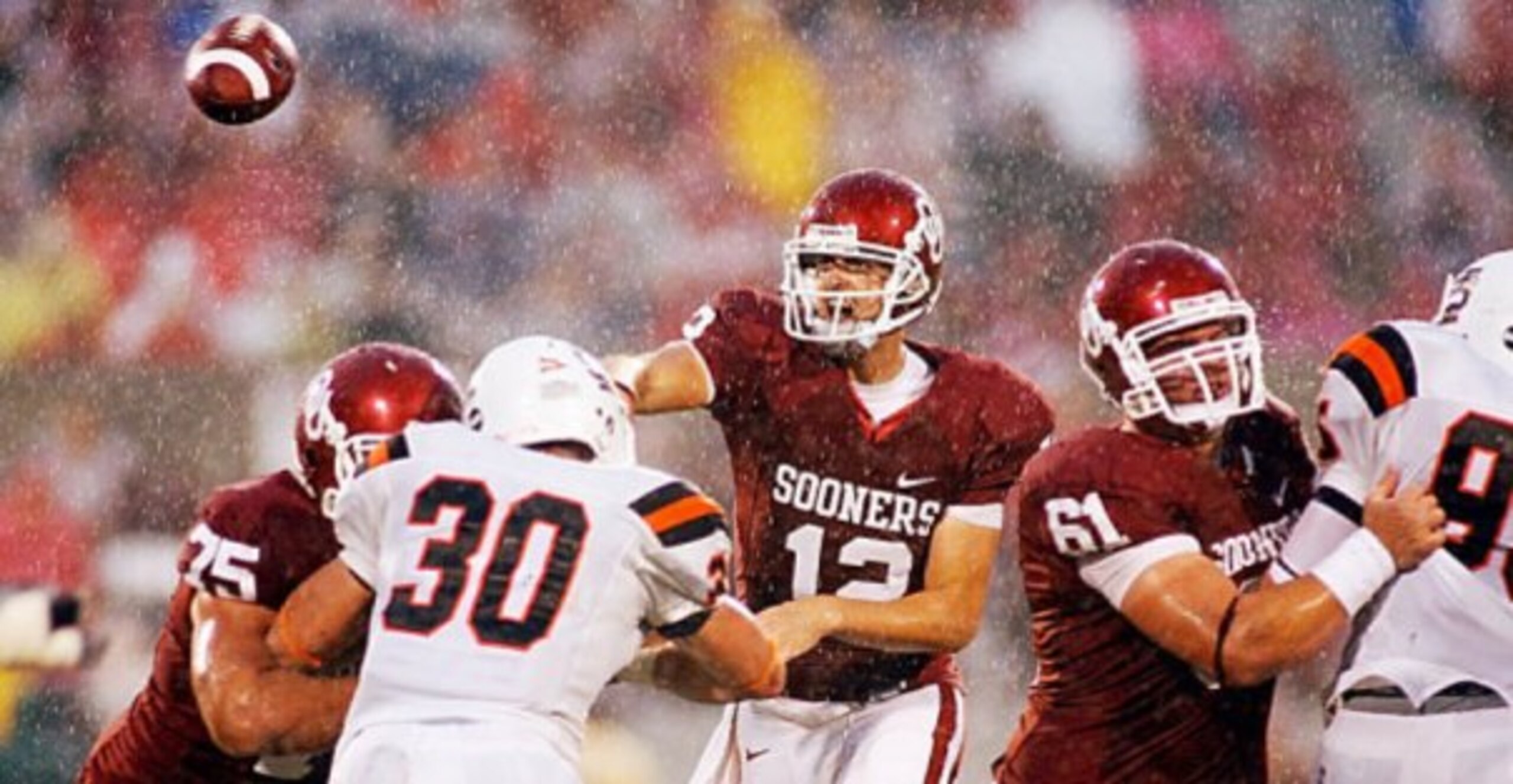 FORT LAUDERDALE, FL - OCTOBER 03: Quarterback Landry Jones #12 of the Oklahoma Sooners throws a pass against the Miami Hurricanes at Land Shark Stadium on October 3, 2009 in Fort Lauderdale, Florida. Miami defeated Oklahoma 21-20. (Photo by Doug Benc/Gett