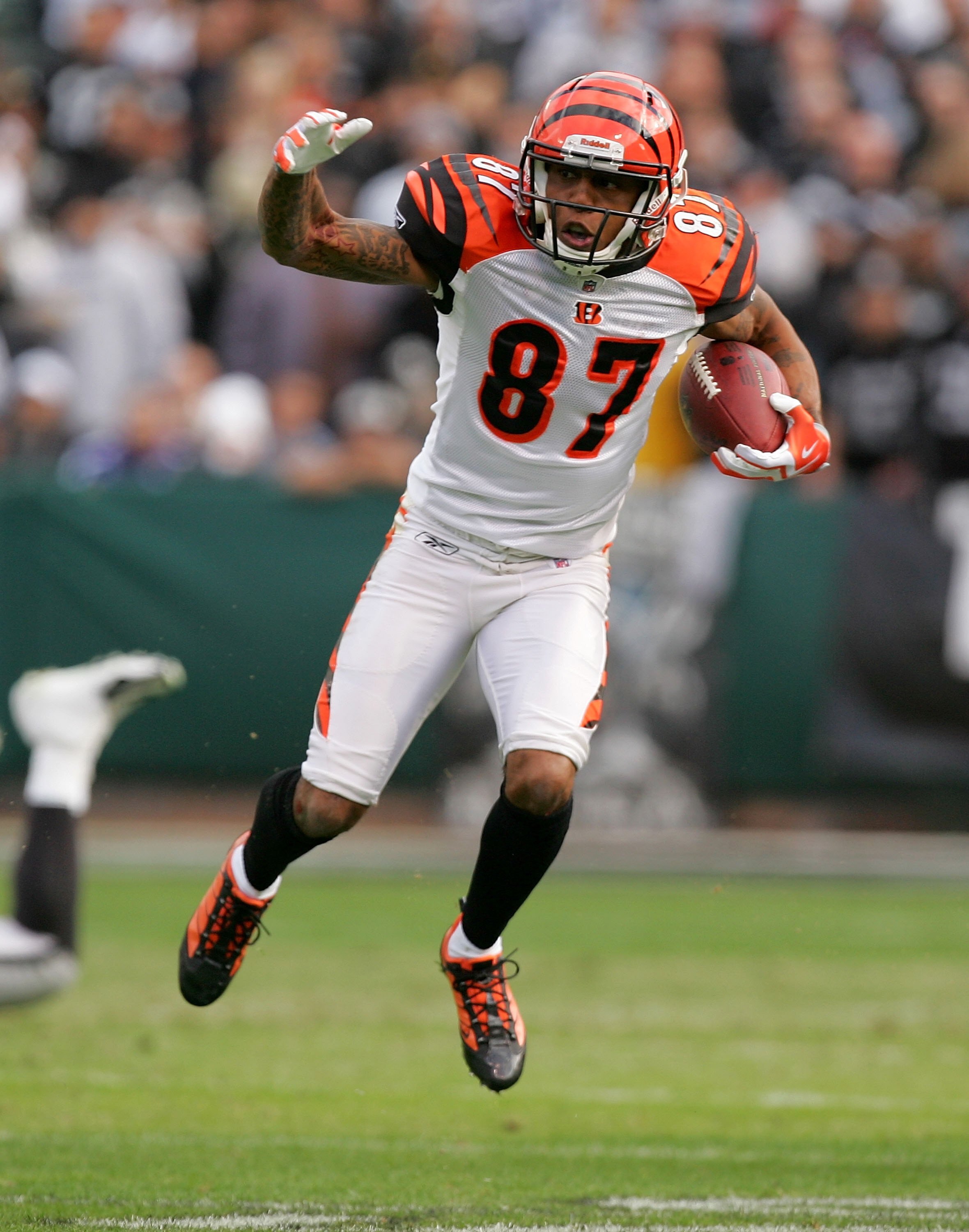 OAKLAND, CA - NOVEMBER 22:  Andre Caldwell #87 of the Cincinnati Bengals runs with the ball during their game against the Oakland Raiders at Oakland-Alameda County Coliseum on November 22, 2009 in Oakland, California.  (Photo by Ezra Shaw/Getty Images)