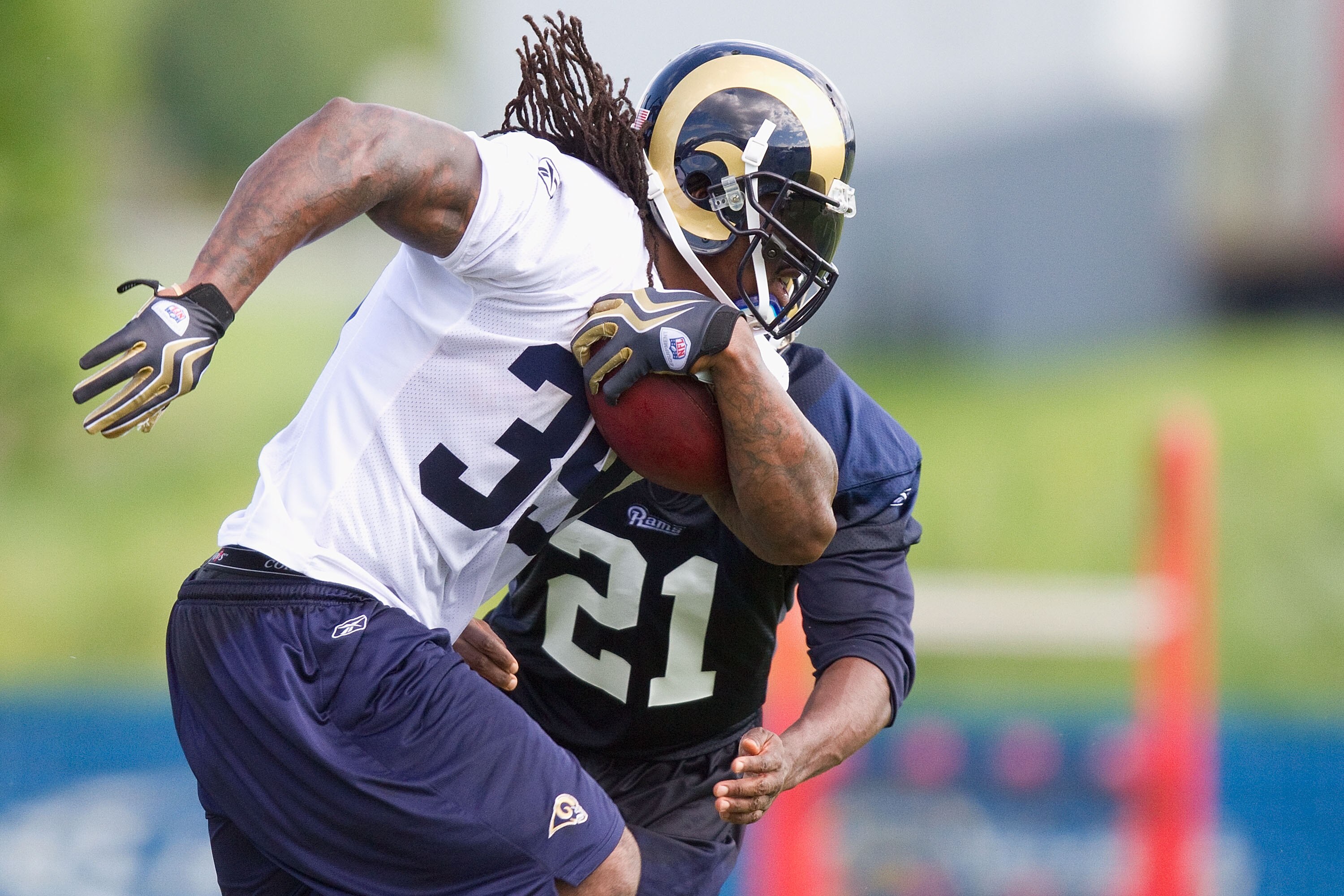 EARTH CITY, MO - JULY 31: Steven Jackson #39 of the St. Louis Rams participates in an offensive drill during training camp at the Russell Athletic Training Facility on July 31, 2010 in Earth City, Missouri.  (Photo by Dilip Vishwanat/Getty Images)